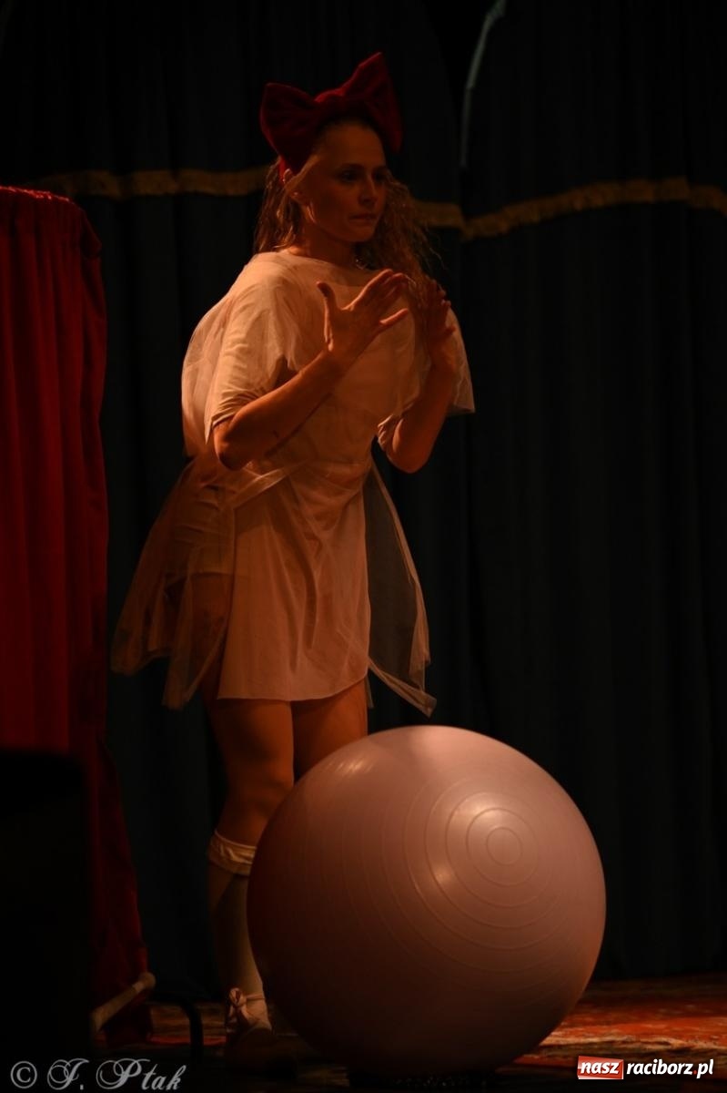 Zdjęcie w galerii na portalu naszraciborz.pl: NIE TAK TY – spektakl Kolektywu KEJOS w RCK wiadomości z regionu