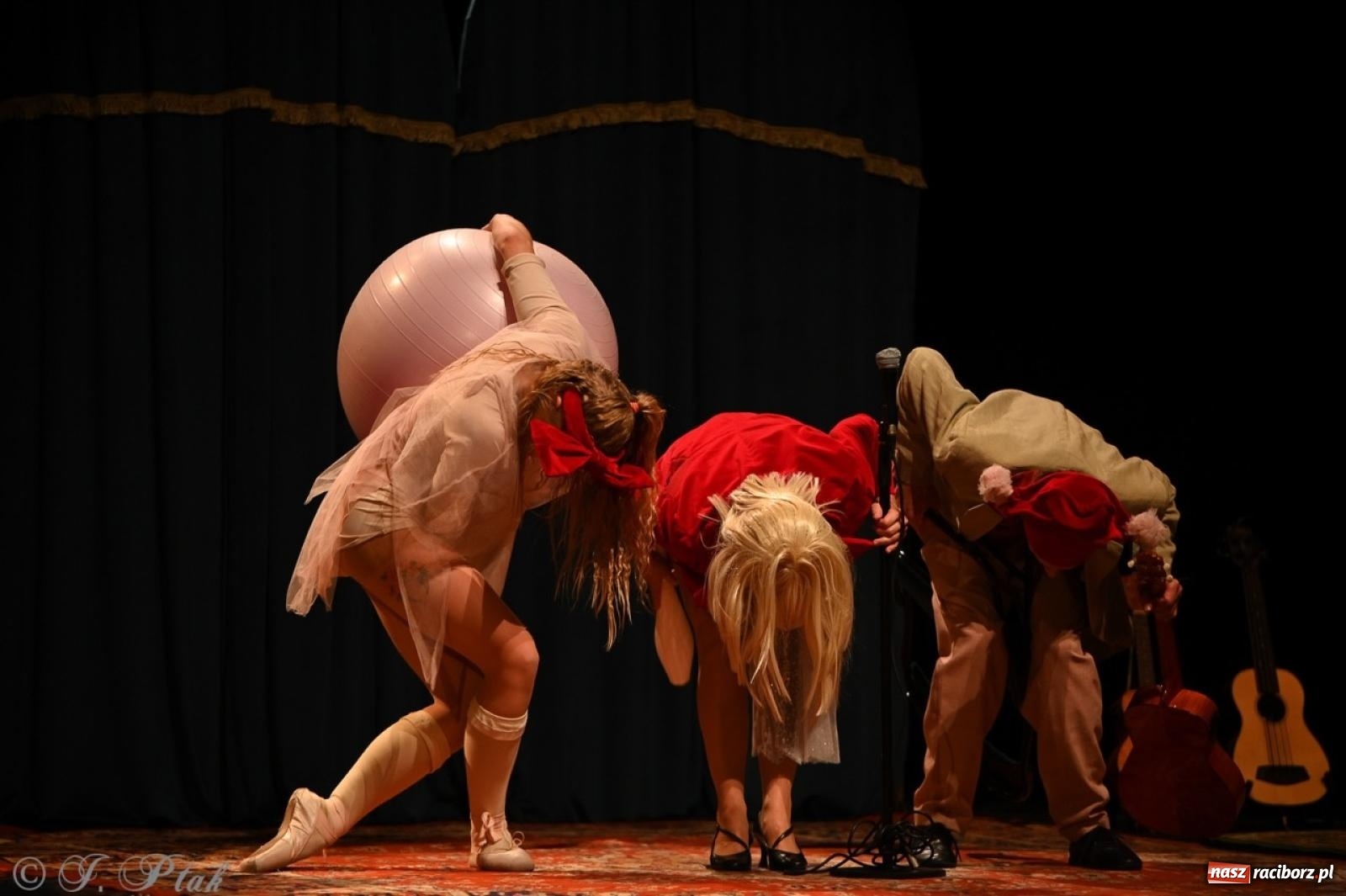 Zdjęcie w galerii na portalu naszraciborz.pl: NIE TAK TY – spektakl Kolektywu KEJOS w RCK wiadomości z regionu