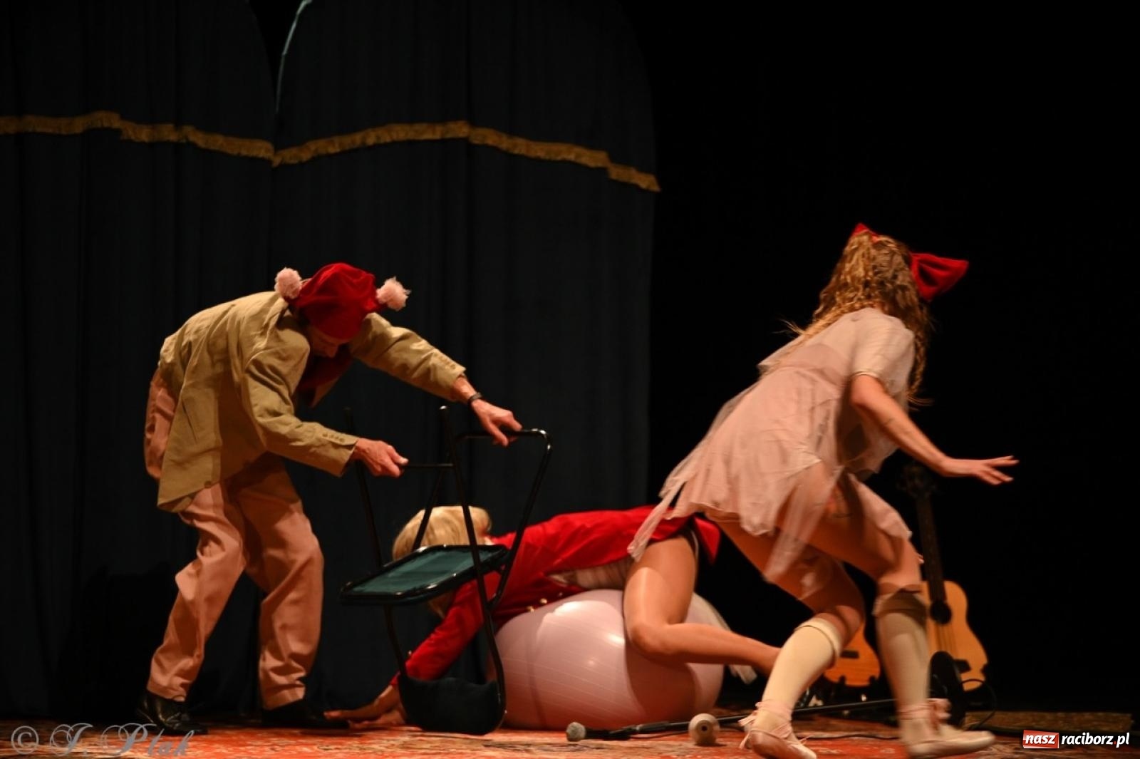 Zdjęcie w galerii na portalu naszraciborz.pl: NIE TAK TY – spektakl Kolektywu KEJOS w RCK wiadomości z regionu