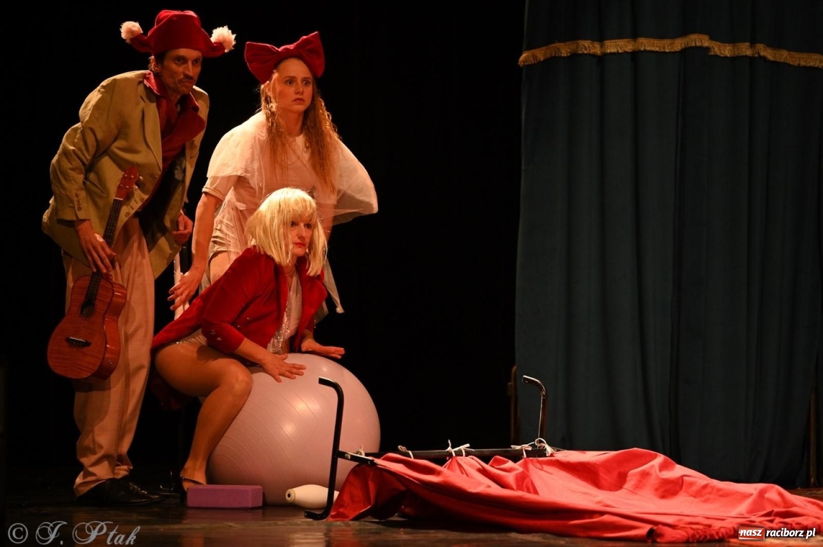 Zdjęcie w galerii na portalu naszraciborz.pl: NIE TAK TY – spektakl Kolektywu KEJOS w RCK wiadomości z regionu