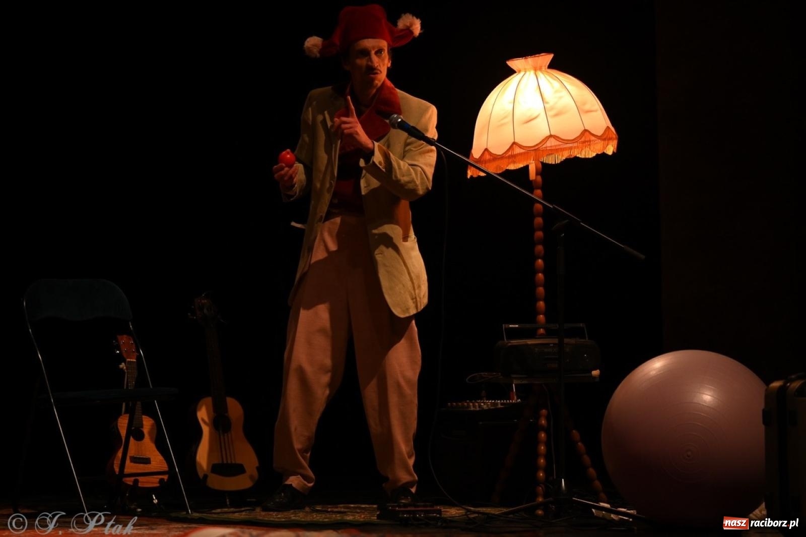 Zdjęcie w galerii na portalu naszraciborz.pl: NIE TAK TY – spektakl Kolektywu KEJOS w RCK wiadomości z regionu