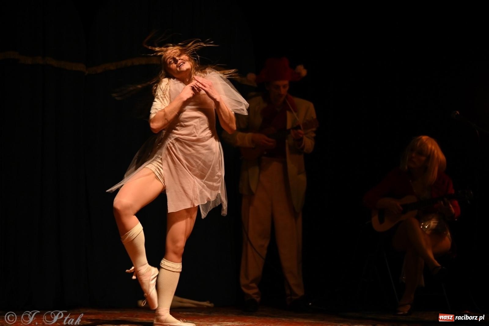 Zdjęcie w galerii na portalu naszraciborz.pl: NIE TAK TY – spektakl Kolektywu KEJOS w RCK wiadomości z regionu