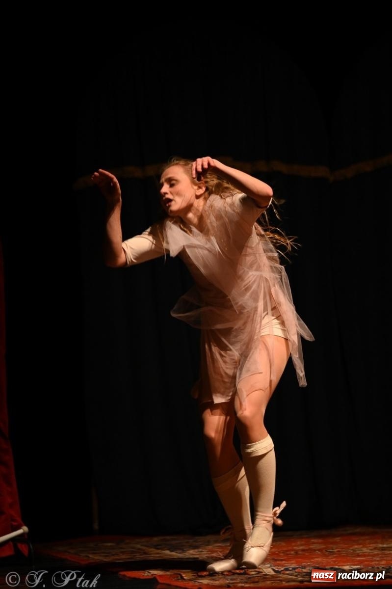 Zdjęcie w galerii na portalu naszraciborz.pl: NIE TAK TY – spektakl Kolektywu KEJOS w RCK wiadomości z regionu