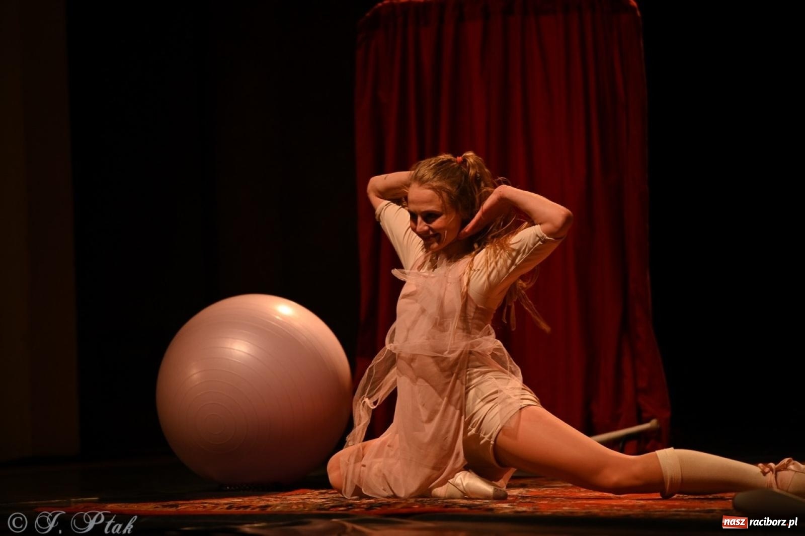 Zdjęcie w galerii na portalu naszraciborz.pl: NIE TAK TY – spektakl Kolektywu KEJOS w RCK wiadomości z regionu