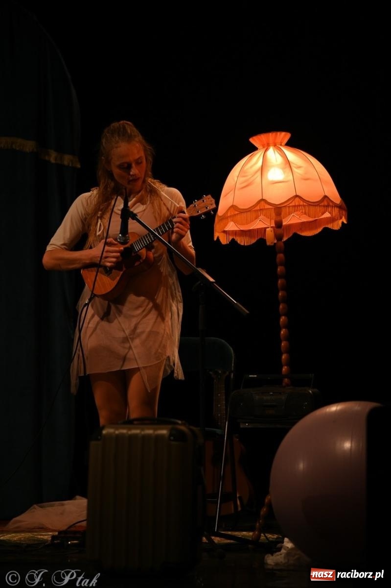 Zdjęcie w galerii na portalu naszraciborz.pl: NIE TAK TY – spektakl Kolektywu KEJOS w RCK wiadomości z regionu