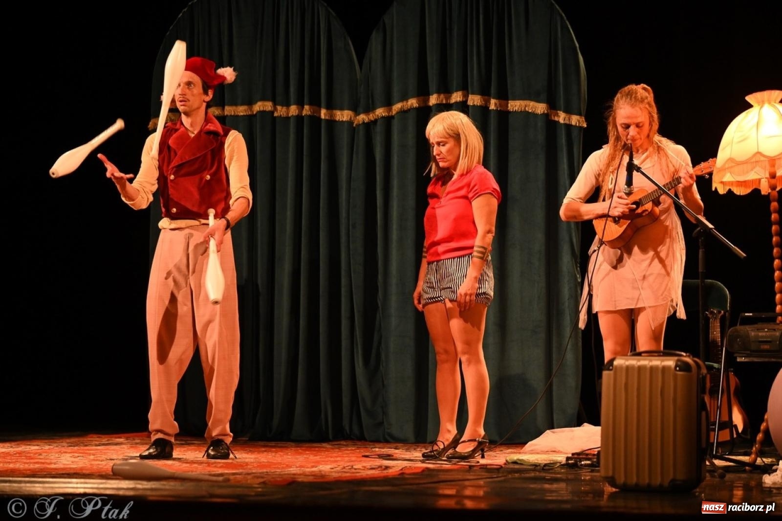 Zdjęcie w galerii na portalu naszraciborz.pl: NIE TAK TY – spektakl Kolektywu KEJOS w RCK wiadomości z regionu