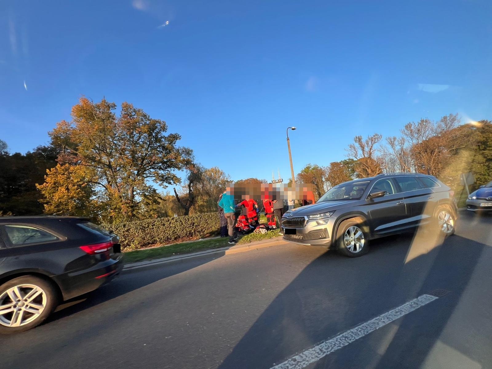 Zdjęcie w galerii na portalu naszraciborz.pl: Zdarzenie na Reymonta. Kobieta leżała na chodniku przy Odrostradzie wiadomości z regionu