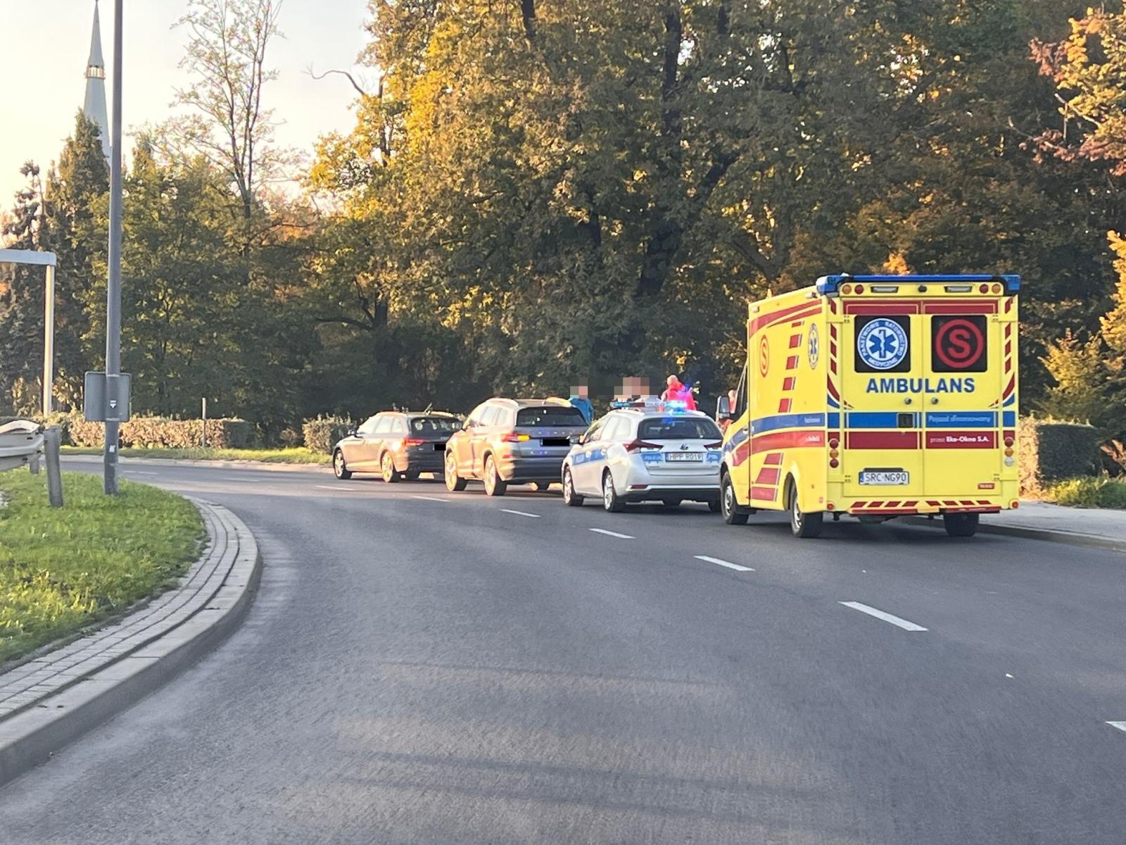 Zdjęcie w galerii na portalu naszraciborz.pl: Zdarzenie na Reymonta. Kobieta leżała na chodniku przy Odrostradzie wiadomości z regionu