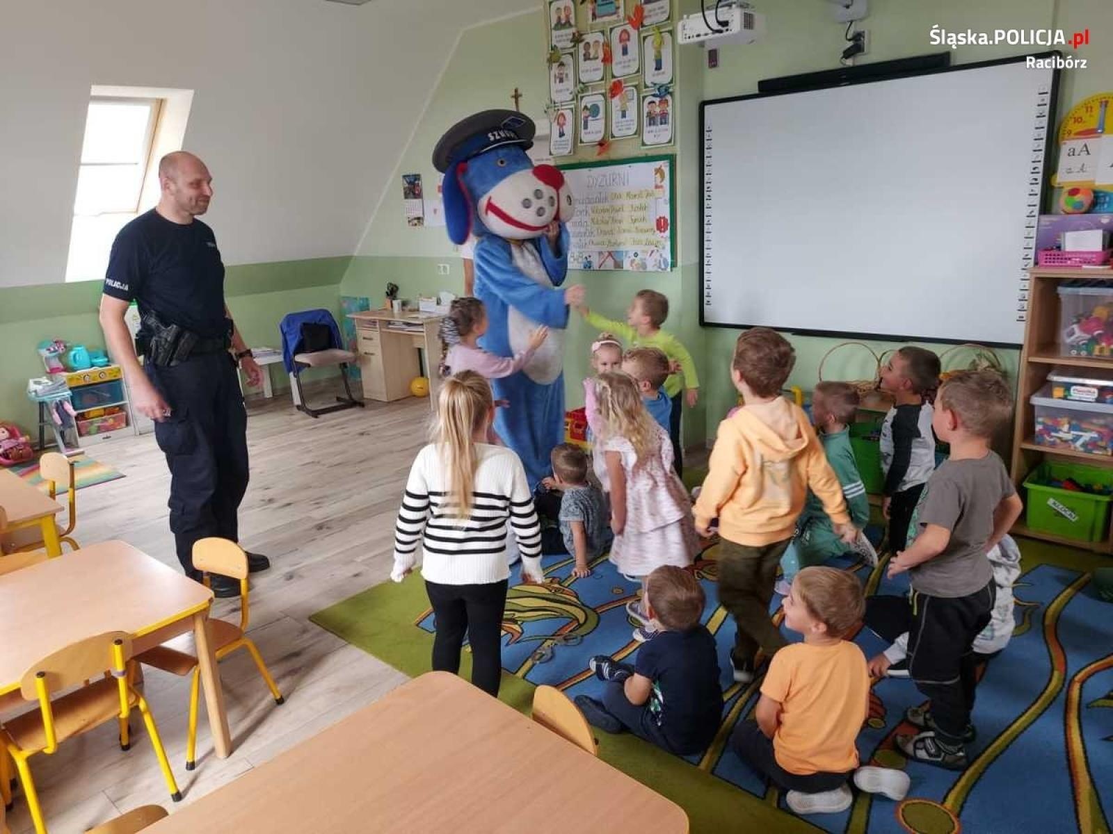 Zdjęcie w galerii na portalu naszraciborz.pl: Przedszkolaki w Łańcach i Kobyli mieli niecodziennych gości wiadomości z regionu