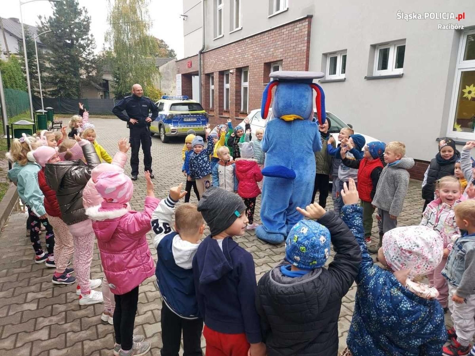 Zdjęcie w galerii na portalu naszraciborz.pl: Przedszkolaki w Łańcach i Kobyli mieli niecodziennych gości wiadomości z regionu