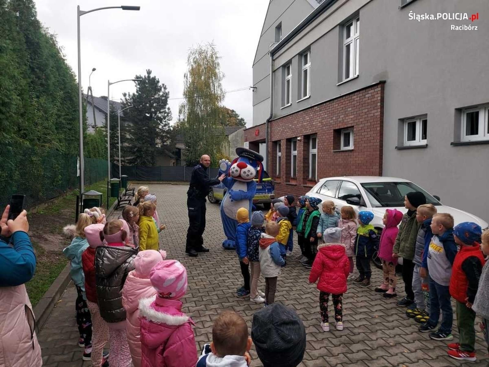 Zdjęcie w galerii na portalu naszraciborz.pl: Przedszkolaki w Łańcach i Kobyli mieli niecodziennych gości wiadomości z regionu