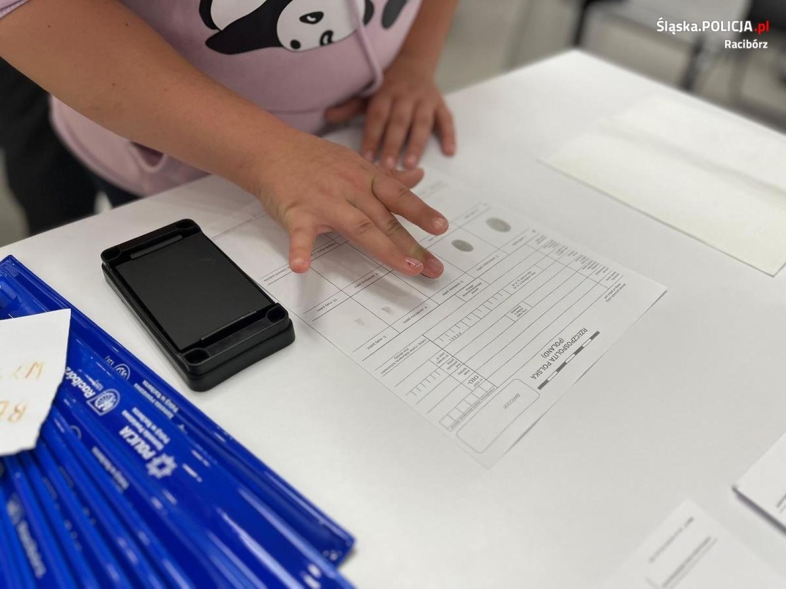 Zdjęcie w galerii na portalu naszraciborz.pl: Noc Bibliotek z udziałem raciborskiego stróża prawa wiadomości z regionu