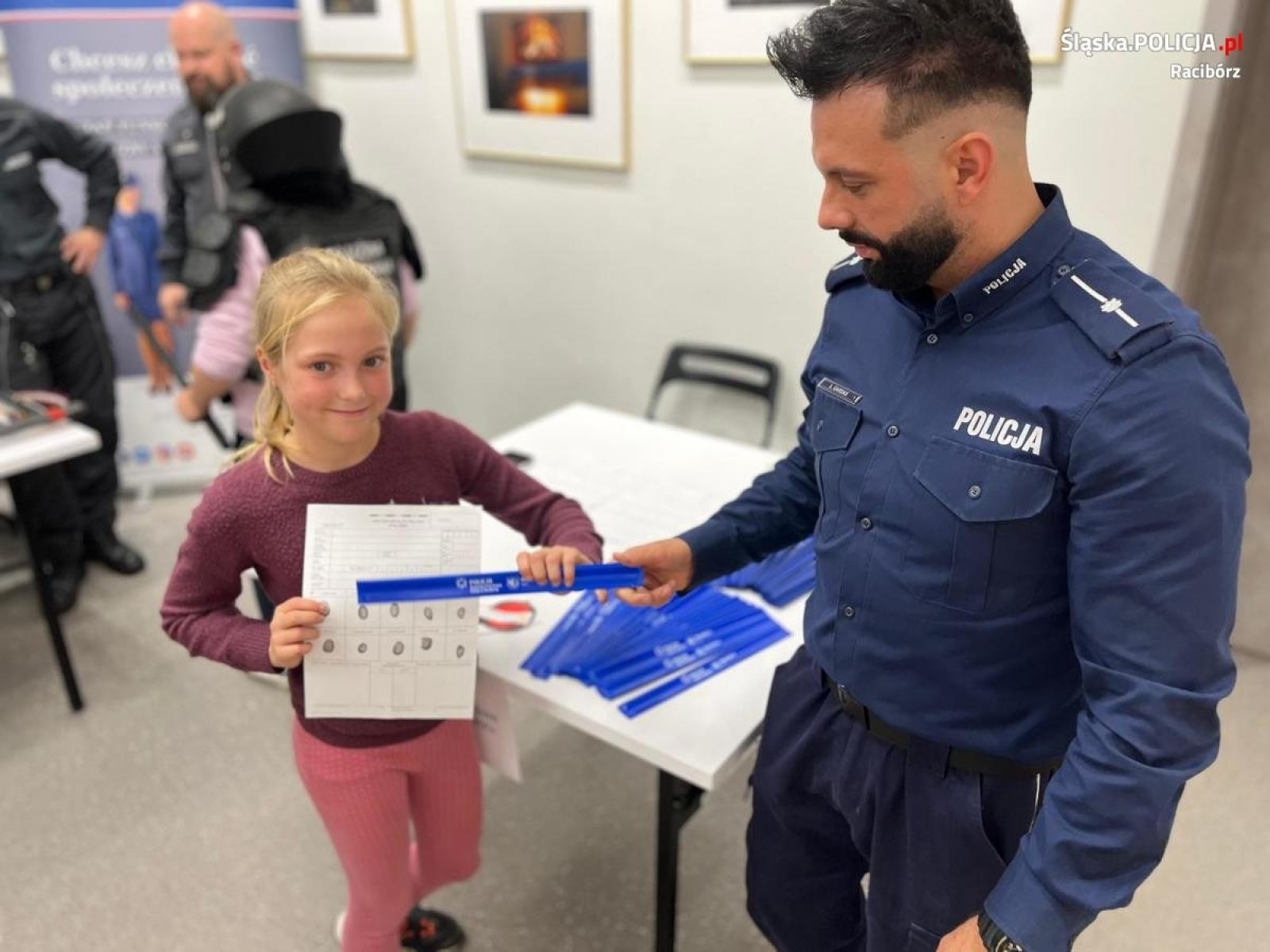 Zdjęcie w galerii na portalu naszraciborz.pl: Noc Bibliotek z udziałem raciborskiego stróża prawa wiadomości z regionu