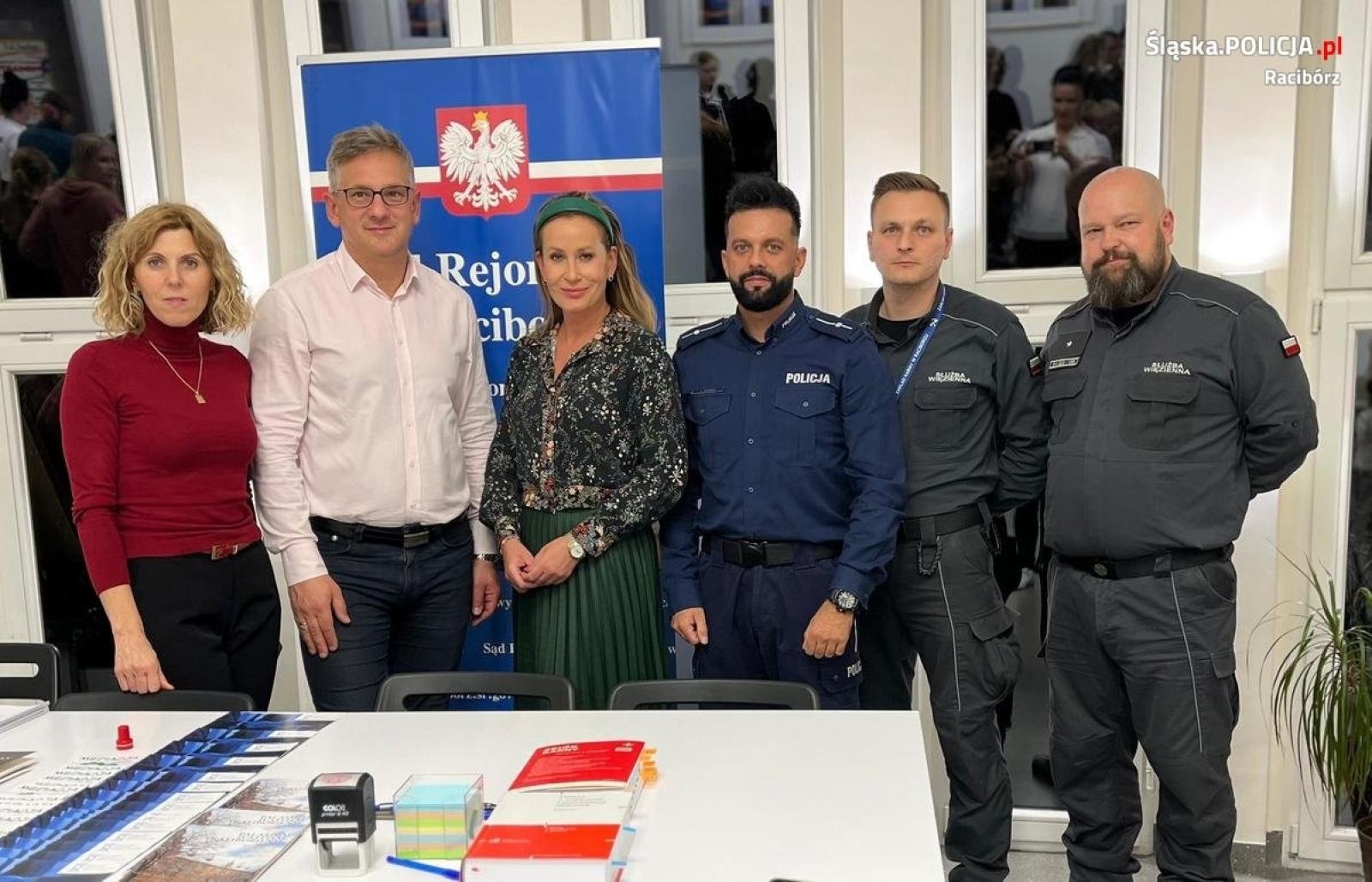 Zdjęcie w galerii na portalu naszraciborz.pl: Noc Bibliotek z udziałem raciborskiego stróża prawa wiadomości z regionu