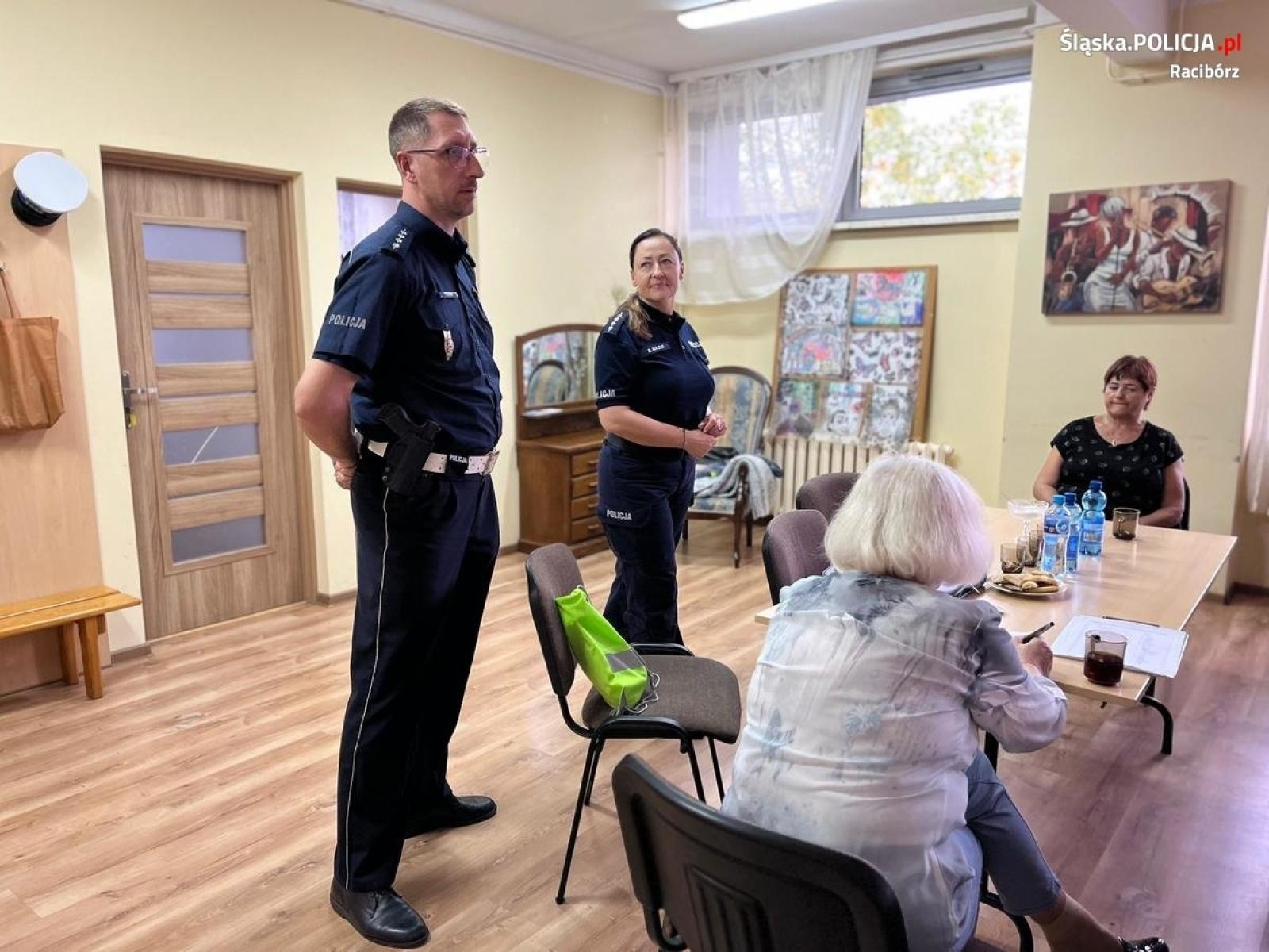 Zdjęcie w galerii na portalu naszraciborz.pl: Raciborscy seniorzy poznali sposoby działania oszustów wiadomości z regionu