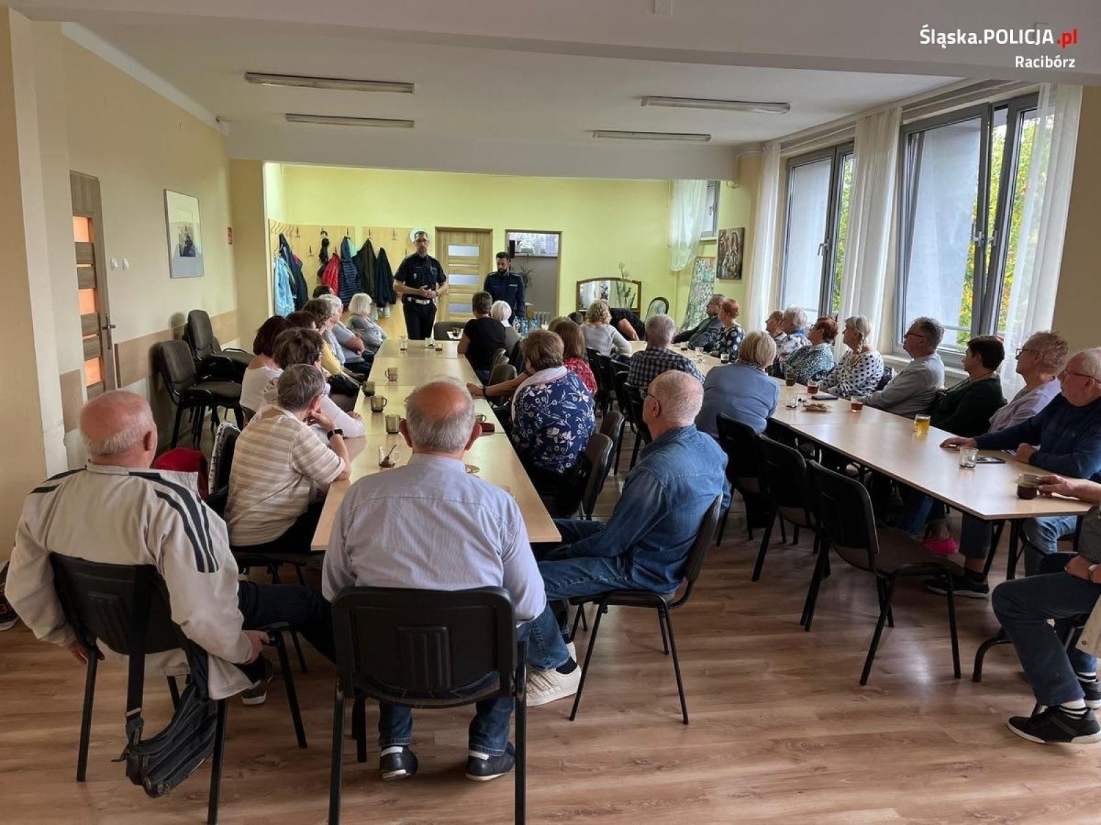 Zdjęcie w galerii na portalu naszraciborz.pl: Raciborscy seniorzy poznali sposoby działania oszustów wiadomości z regionu