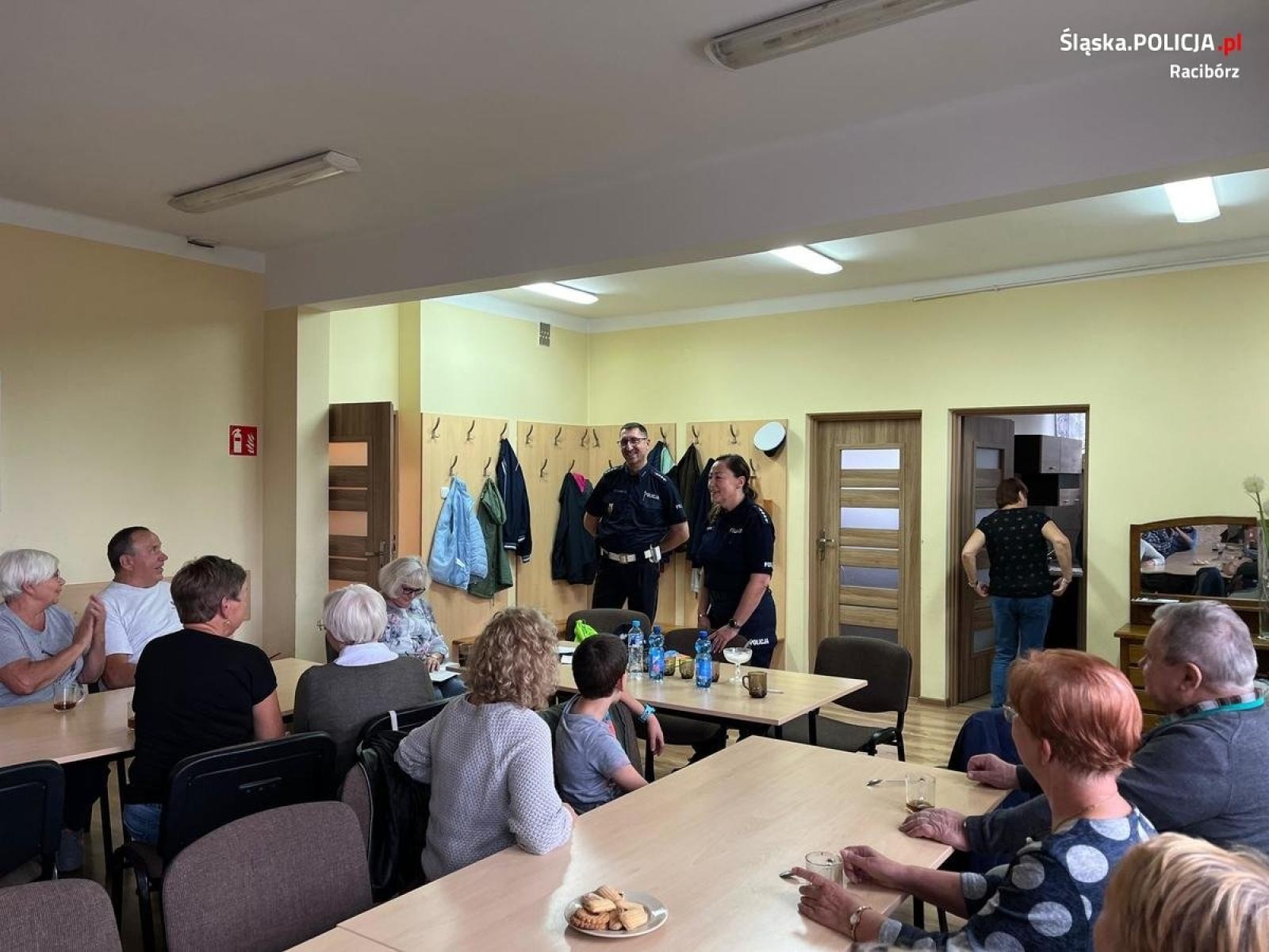 Zdjęcie w galerii na portalu naszraciborz.pl: Raciborscy seniorzy poznali sposoby działania oszustów wiadomości z regionu