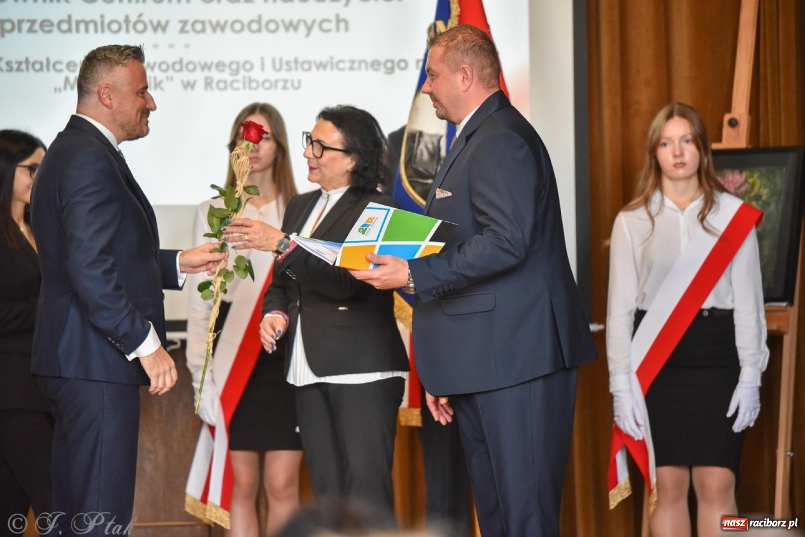 Zdjęcie w galerii na portalu naszraciborz.pl: Powiatowy Dzień Edukacji Narodowej w I LO [FOTO] wiadomości z regionu