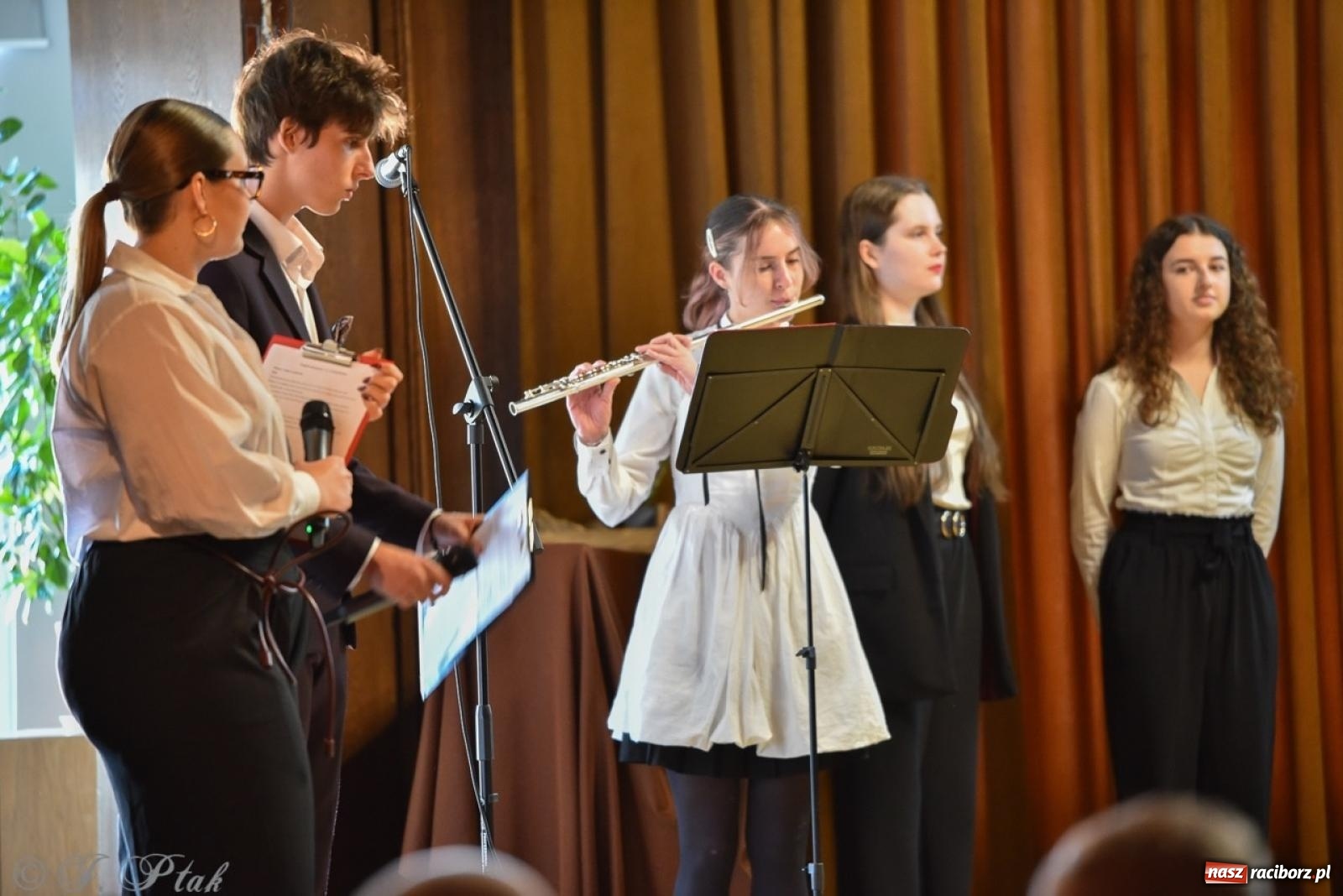 Zdjęcie w galerii na portalu naszraciborz.pl: Powiatowy Dzień Edukacji Narodowej w I LO [FOTO] wiadomości z regionu