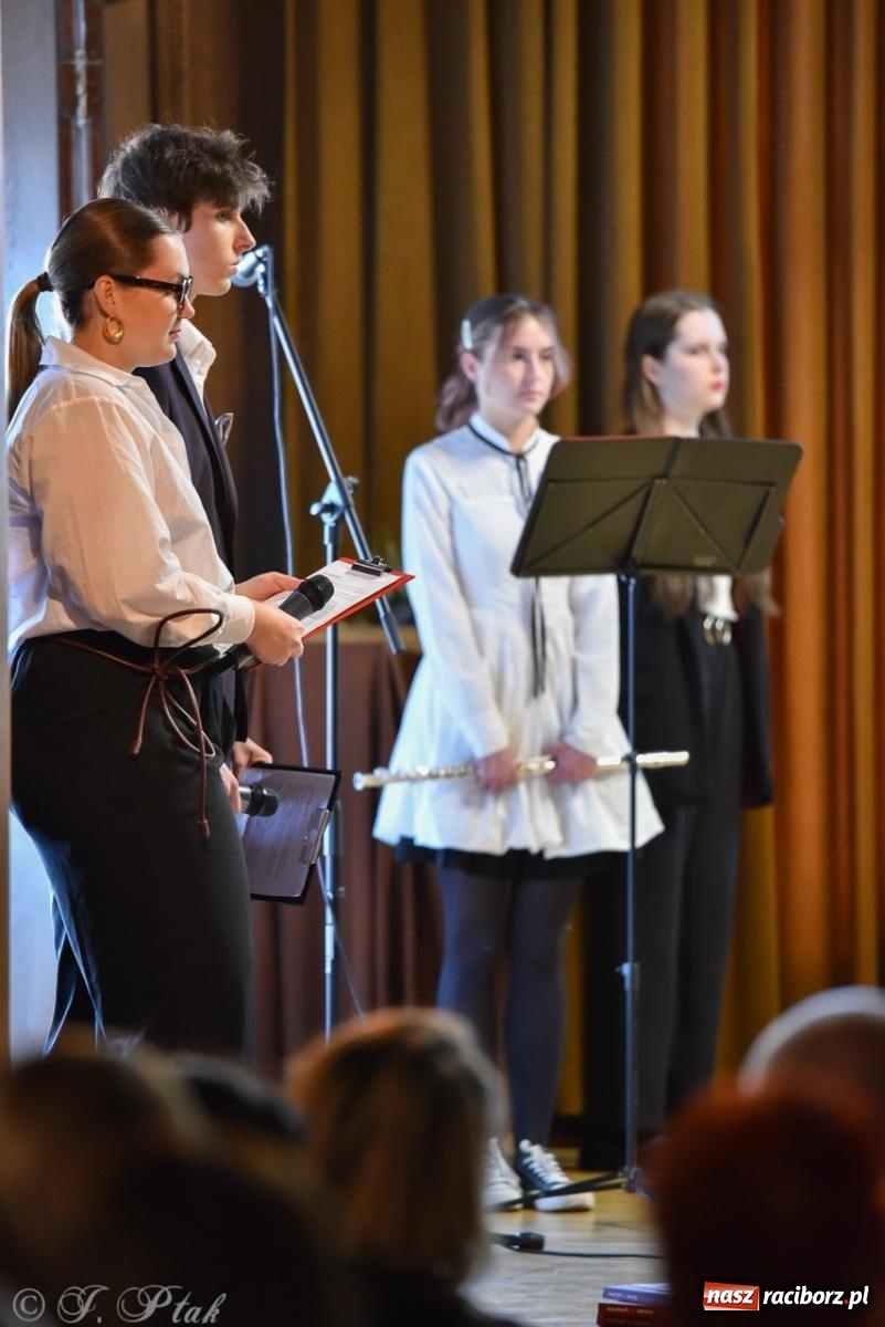 Zdjęcie w galerii na portalu naszraciborz.pl: Powiatowy Dzień Edukacji Narodowej w I LO [FOTO] wiadomości z regionu