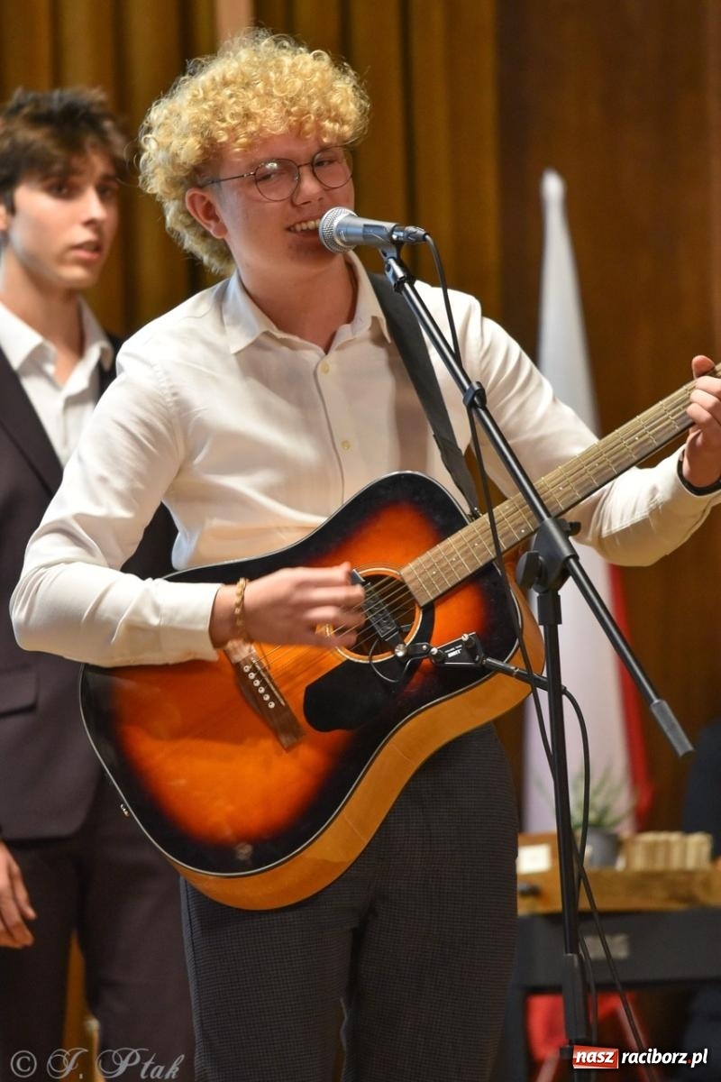 Zdjęcie w galerii na portalu naszraciborz.pl: Powiatowy Dzień Edukacji Narodowej w I LO [FOTO] wiadomości z regionu