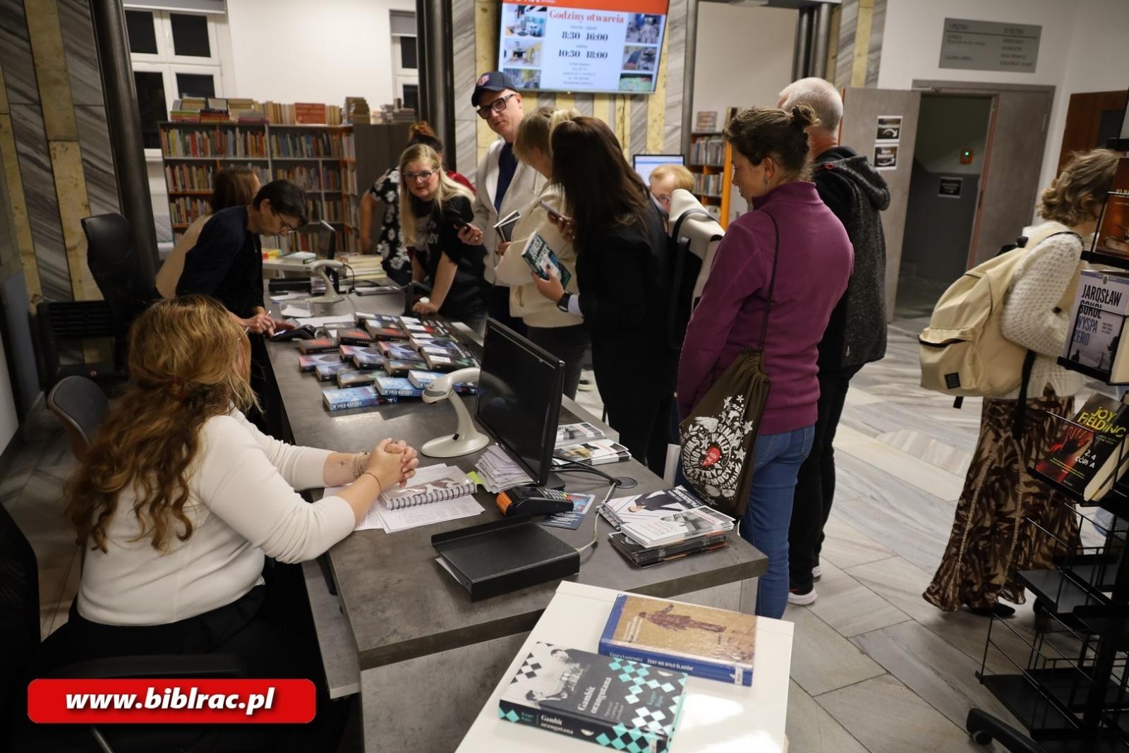 Zdjęcie w galerii na portalu naszraciborz.pl: NOC BIBLIOTEK: kryminalny Racibórz, Agatha Christie i Jędrzej Pasierski wiadomości z regionu