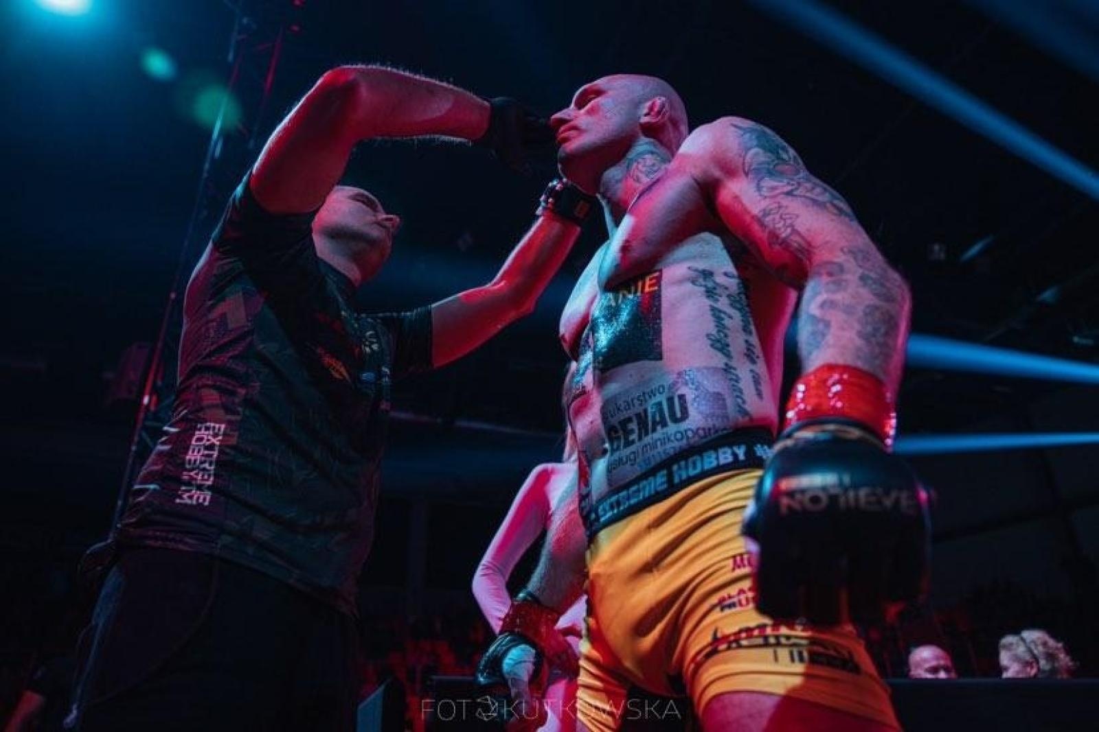 Zdjęcie w galerii na portalu naszraciborz.pl: Kamil Woźny triumfuje na gali Babilon 48 w Sosnowcu wiadomości z regionu