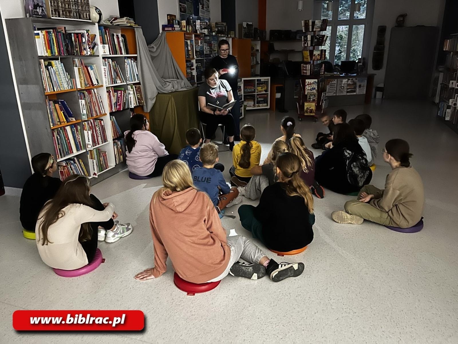 Zdjęcie w galerii na portalu naszraciborz.pl: Kryminalna NOCka w bibliotece wiadomości z regionu