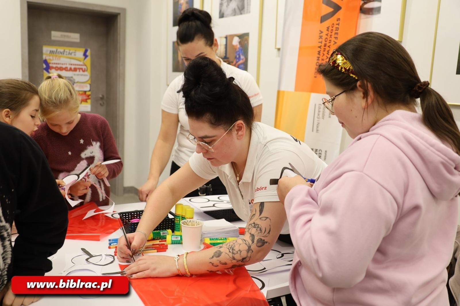 Zdjęcie w galerii na portalu naszraciborz.pl: Kryminalna NOCka w bibliotece wiadomości z regionu