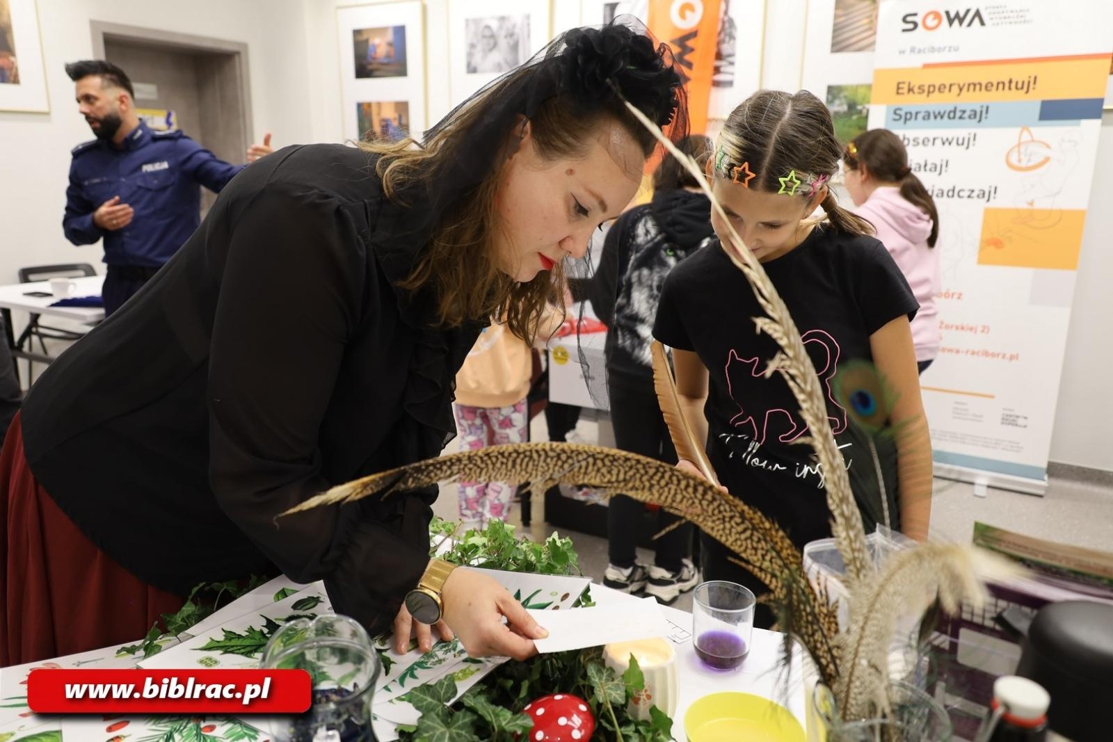 Zdjęcie w galerii na portalu naszraciborz.pl: Kryminalna NOCka w bibliotece wiadomości z regionu