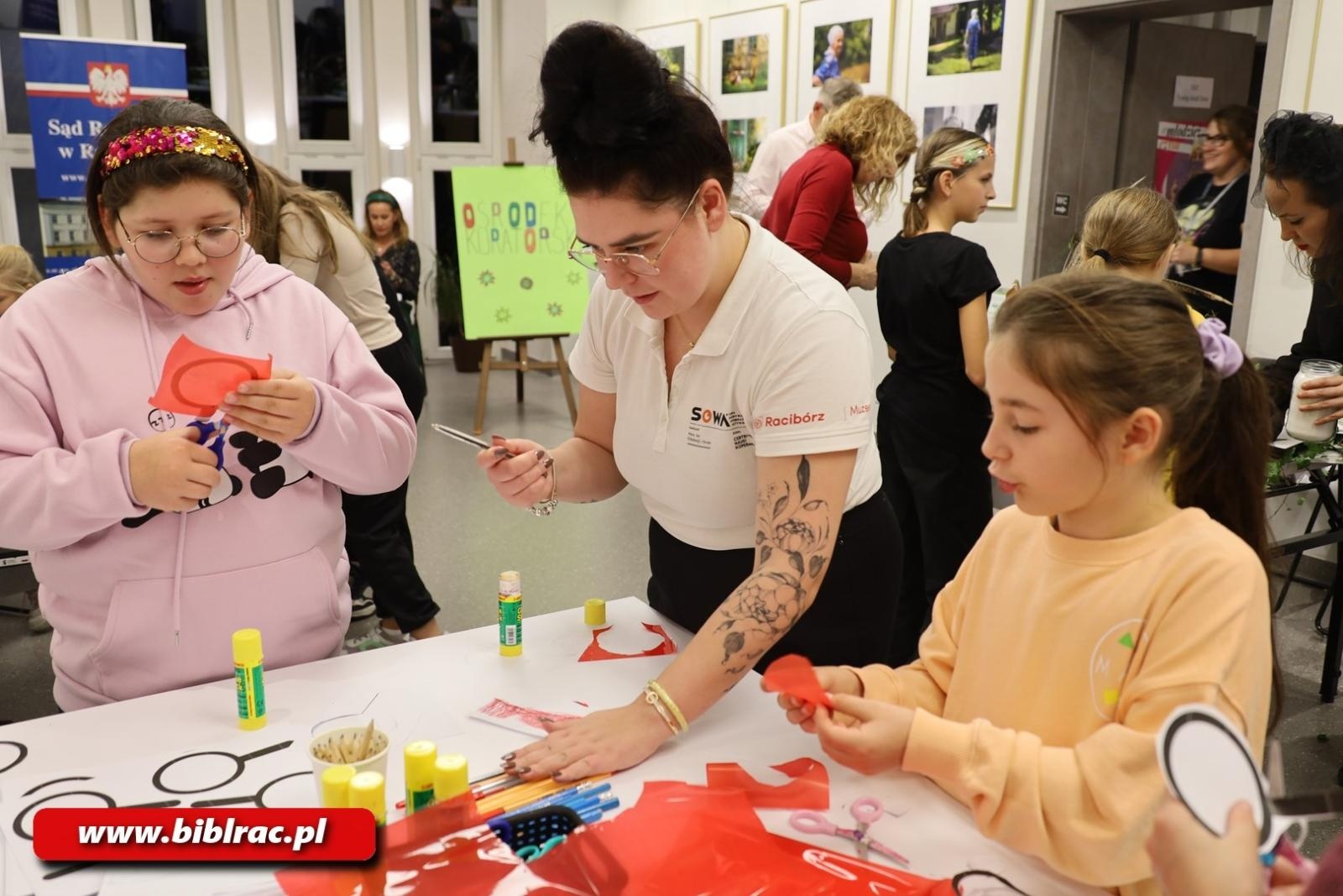 Zdjęcie w galerii na portalu naszraciborz.pl: Kryminalna NOCka w bibliotece wiadomości z regionu