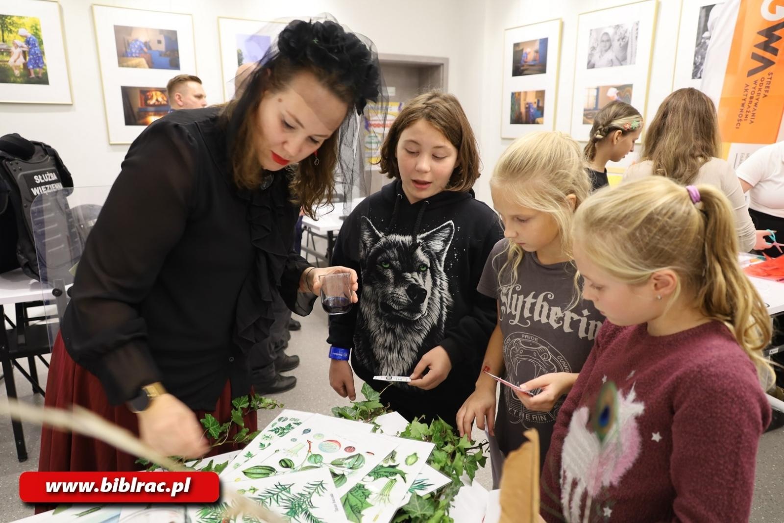 Zdjęcie w galerii na portalu naszraciborz.pl: Kryminalna NOCka w bibliotece wiadomości z regionu