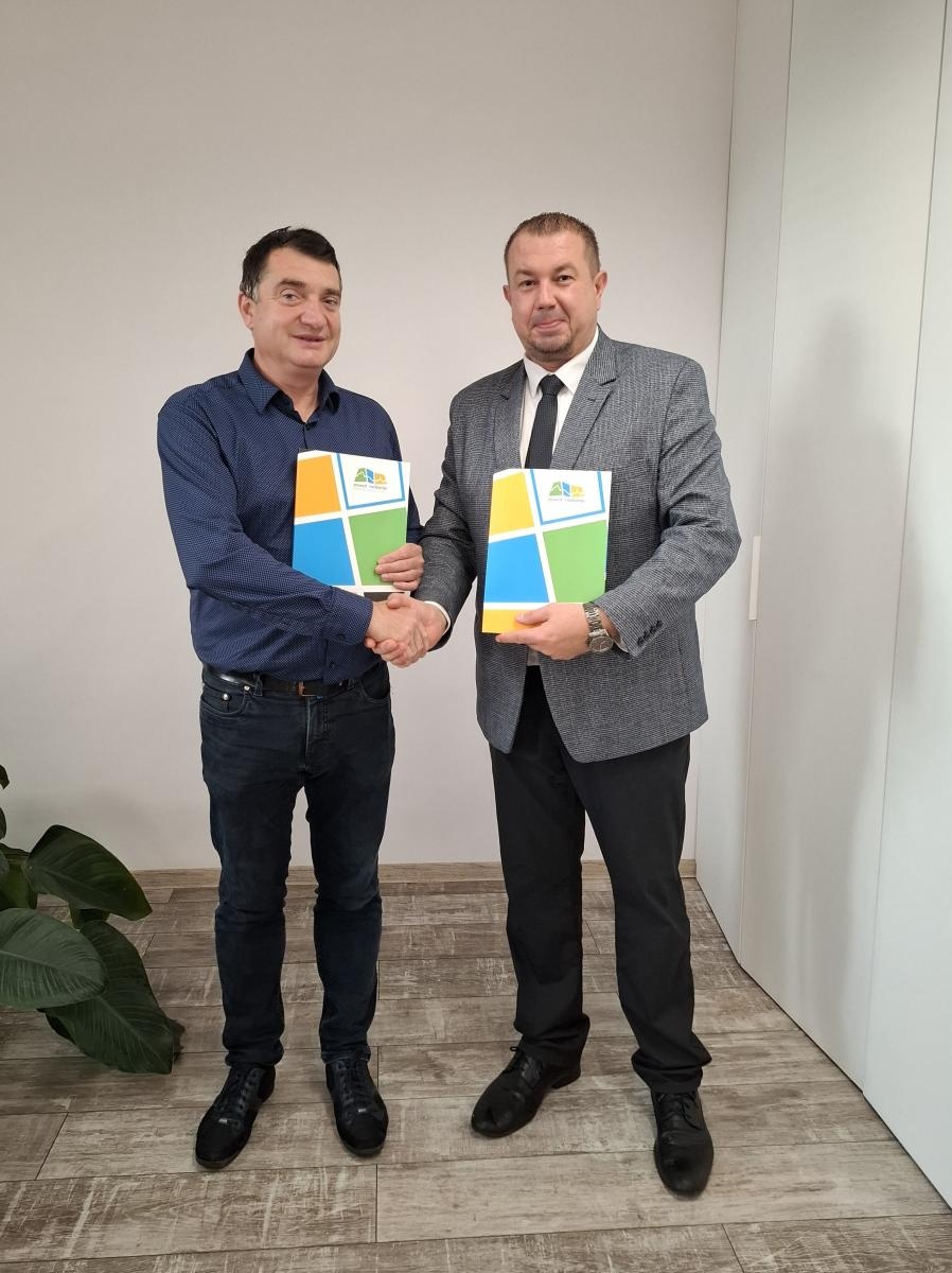 Zdjęcie w galerii na portalu naszraciborz.pl: Starosta Raciborski podpisał umowę na modernizację dróg transportu rolnego w Lekartowie wiadomości z regionu