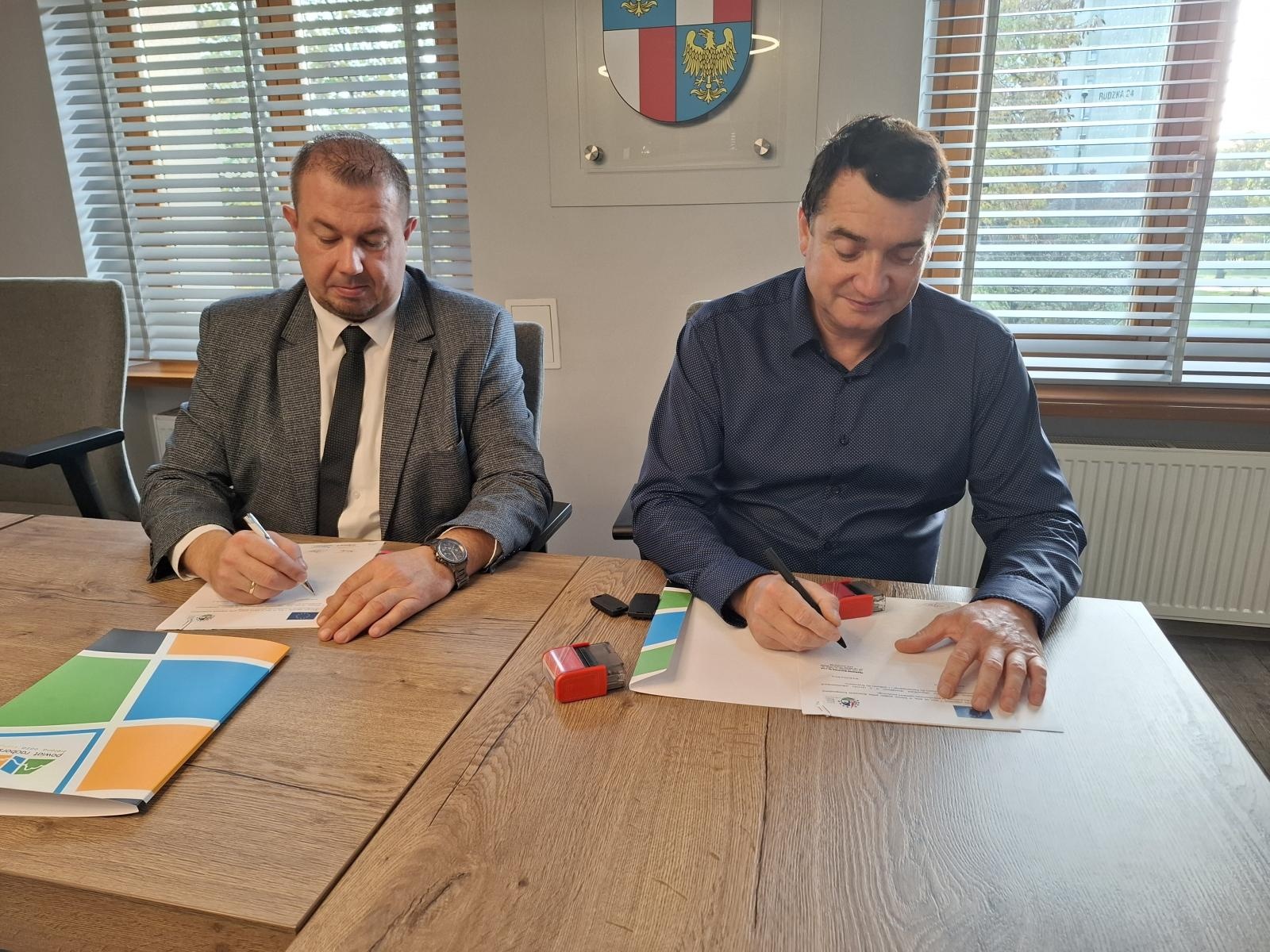 Zdjęcie w galerii na portalu naszraciborz.pl: Starosta Raciborski podpisał umowę na modernizację dróg transportu rolnego w Lekartowie wiadomości z regionu