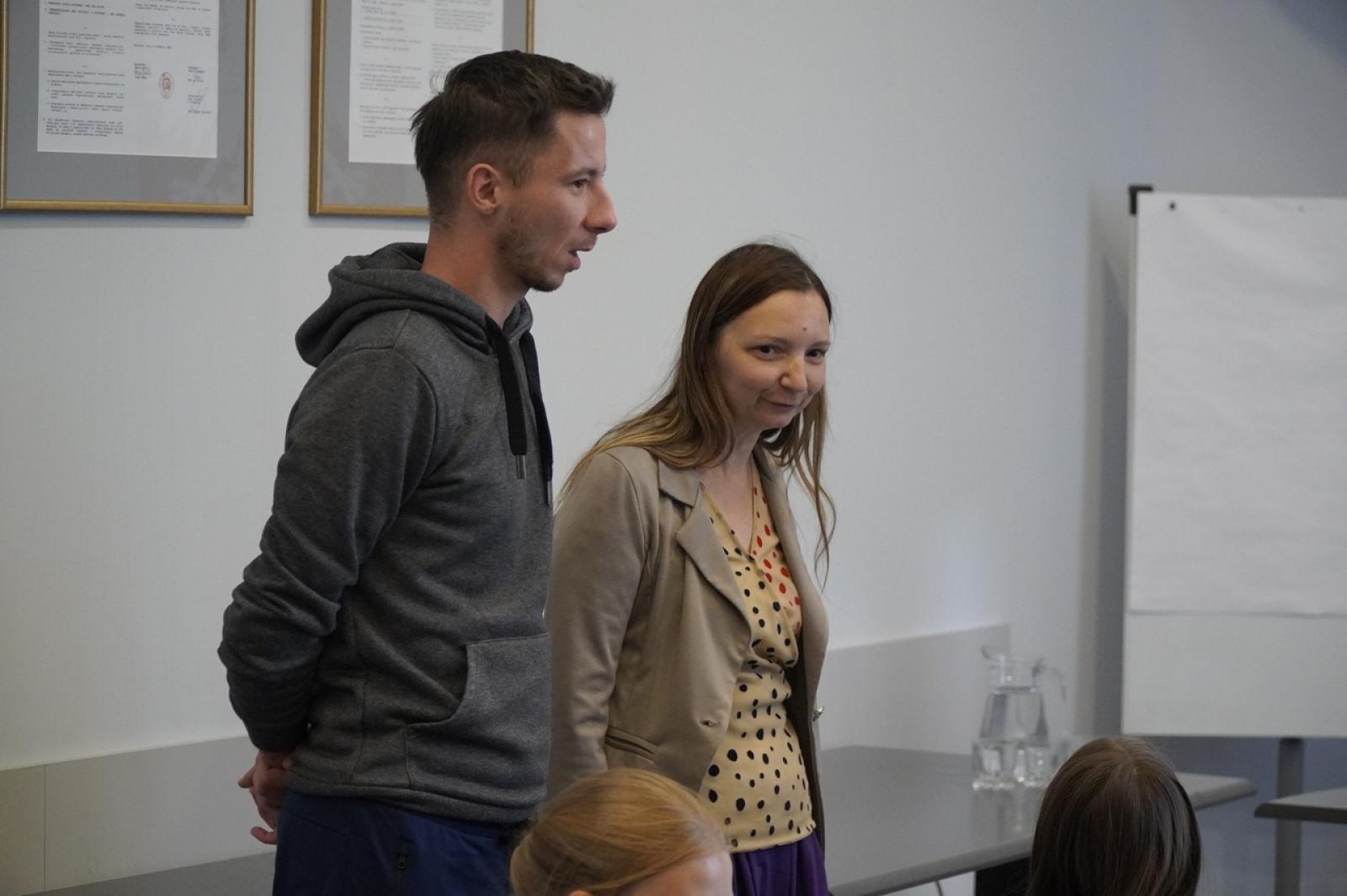 Zdjęcie w galerii na portalu naszraciborz.pl: Dzień głośnego czytania. Prezydent Raciborza i jego zastępcy czytali dzieciom wiadomości z regionu