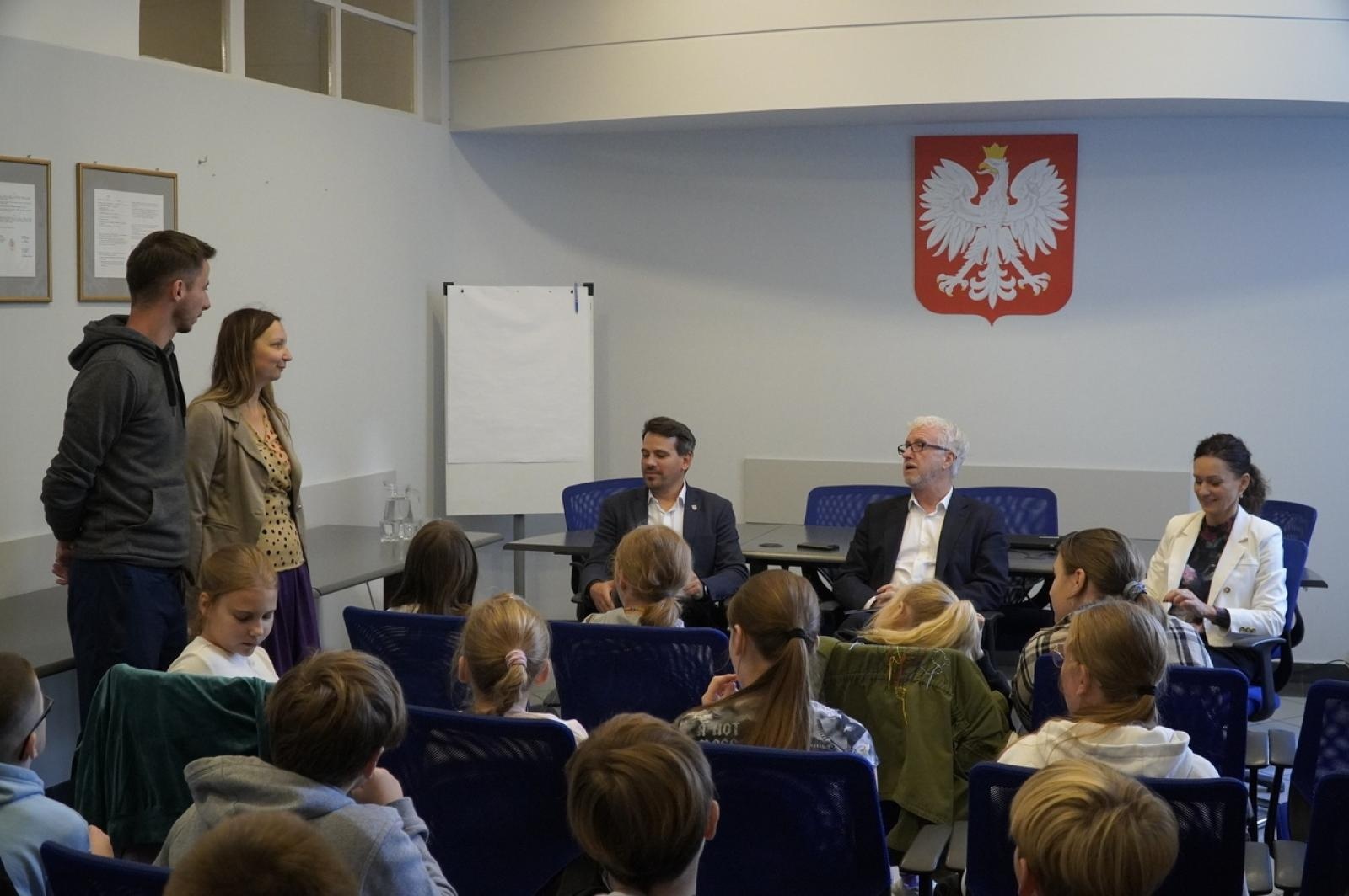 Zdjęcie w galerii na portalu naszraciborz.pl: Dzień głośnego czytania. Prezydent Raciborza i jego zastępcy czytali dzieciom wiadomości z regionu