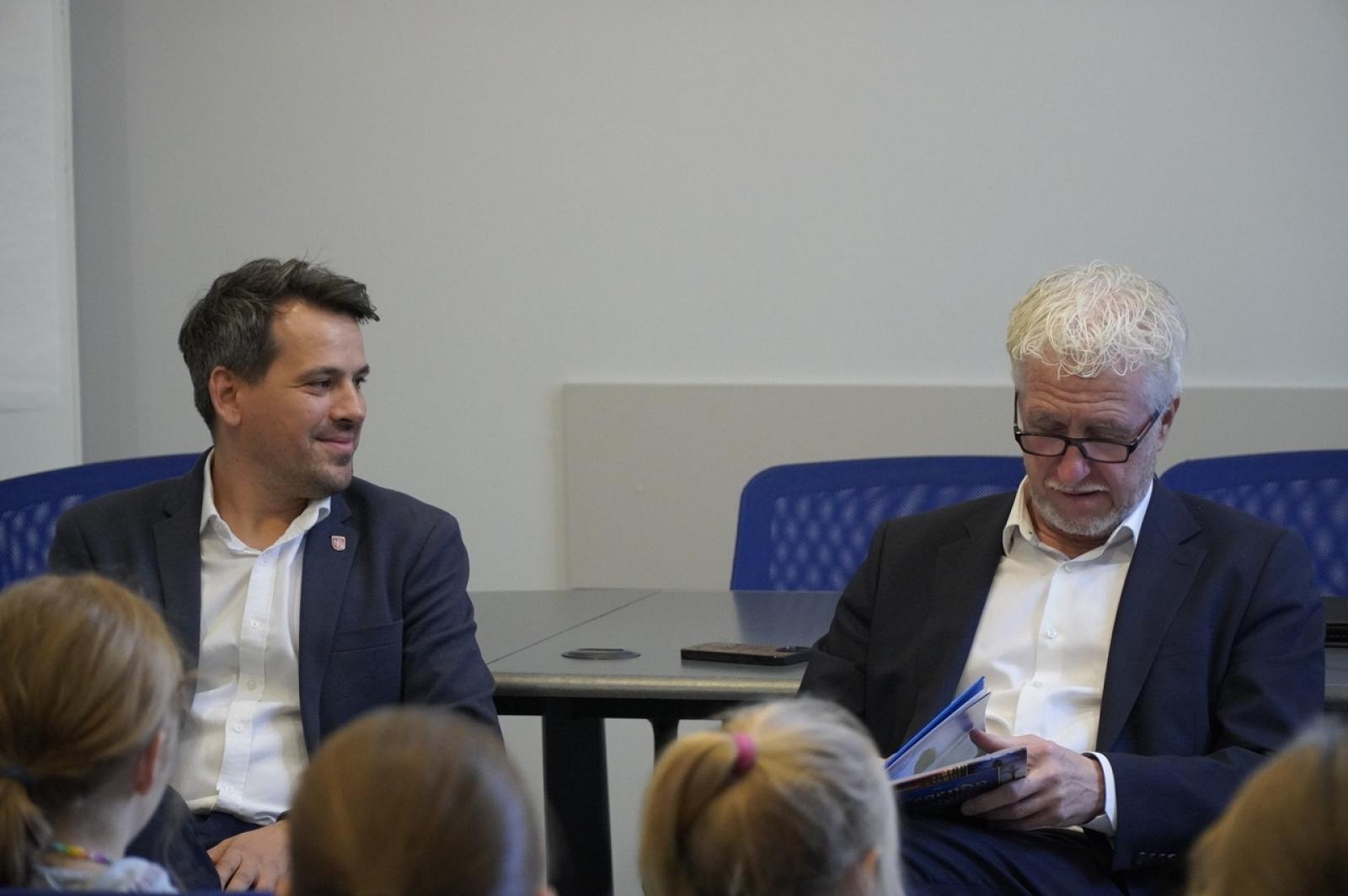 Zdjęcie w galerii na portalu naszraciborz.pl: Dzień głośnego czytania. Prezydent Raciborza i jego zastępcy czytali dzieciom wiadomości z regionu