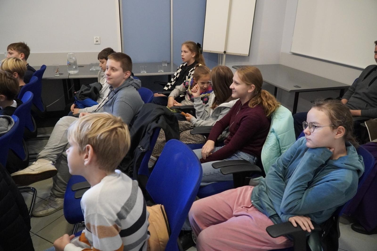 Zdjęcie w galerii na portalu naszraciborz.pl: Dzień głośnego czytania. Prezydent Raciborza i jego zastępcy czytali dzieciom wiadomości z regionu