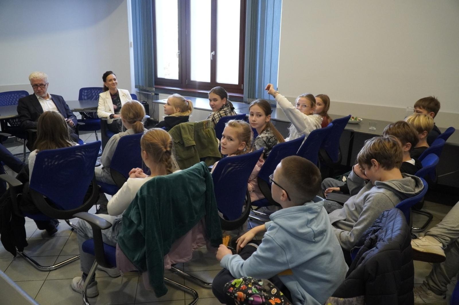 Zdjęcie w galerii na portalu naszraciborz.pl: Dzień głośnego czytania. Prezydent Raciborza i jego zastępcy czytali dzieciom wiadomości z regionu