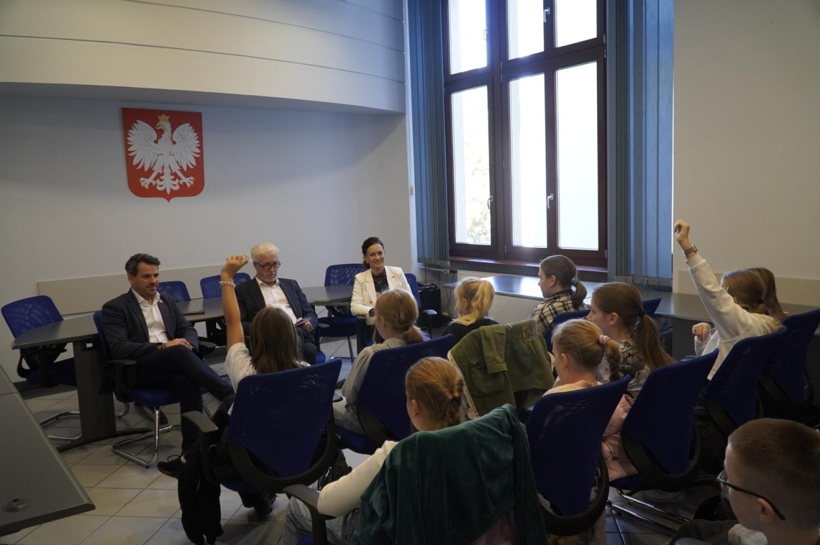 Zdjęcie w galerii na portalu naszraciborz.pl: Dzień głośnego czytania. Prezydent Raciborza i jego zastępcy czytali dzieciom wiadomości z regionu