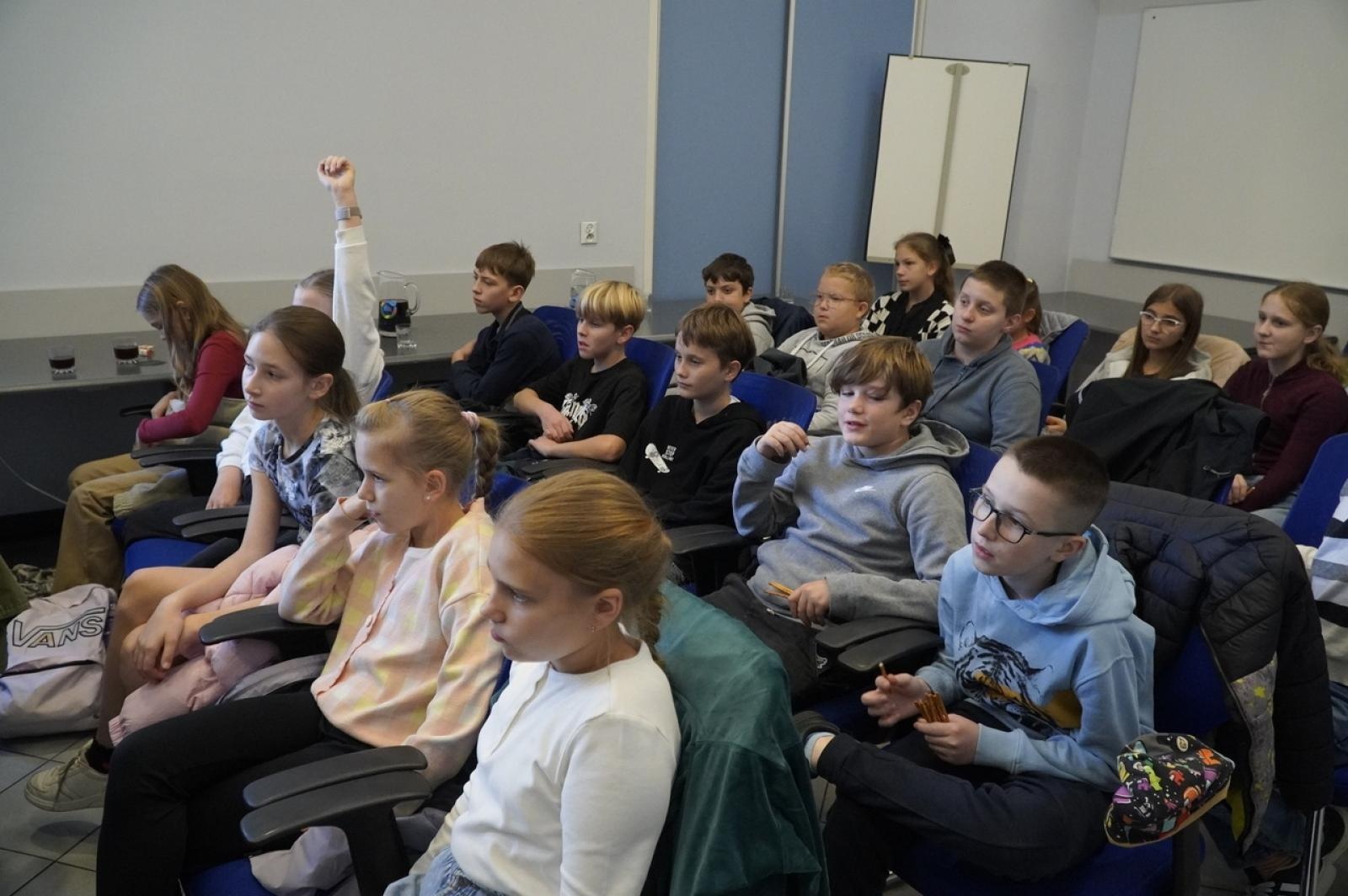 Zdjęcie w galerii na portalu naszraciborz.pl: Dzień głośnego czytania. Prezydent Raciborza i jego zastępcy czytali dzieciom wiadomości z regionu