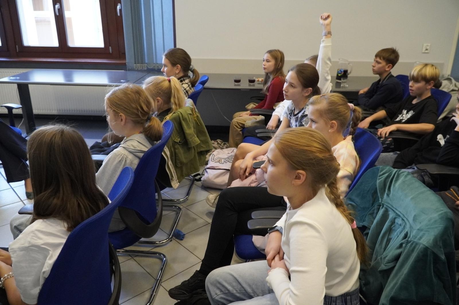 Zdjęcie w galerii na portalu naszraciborz.pl: Dzień głośnego czytania. Prezydent Raciborza i jego zastępcy czytali dzieciom wiadomości z regionu