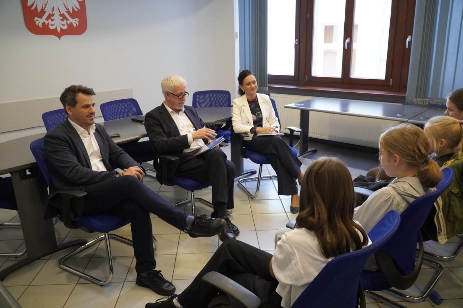 Zdjęcie w galerii na portalu naszraciborz.pl: Dzień głośnego czytania. Prezydent Raciborza i jego zastępcy czytali dzieciom wiadomości z regionu