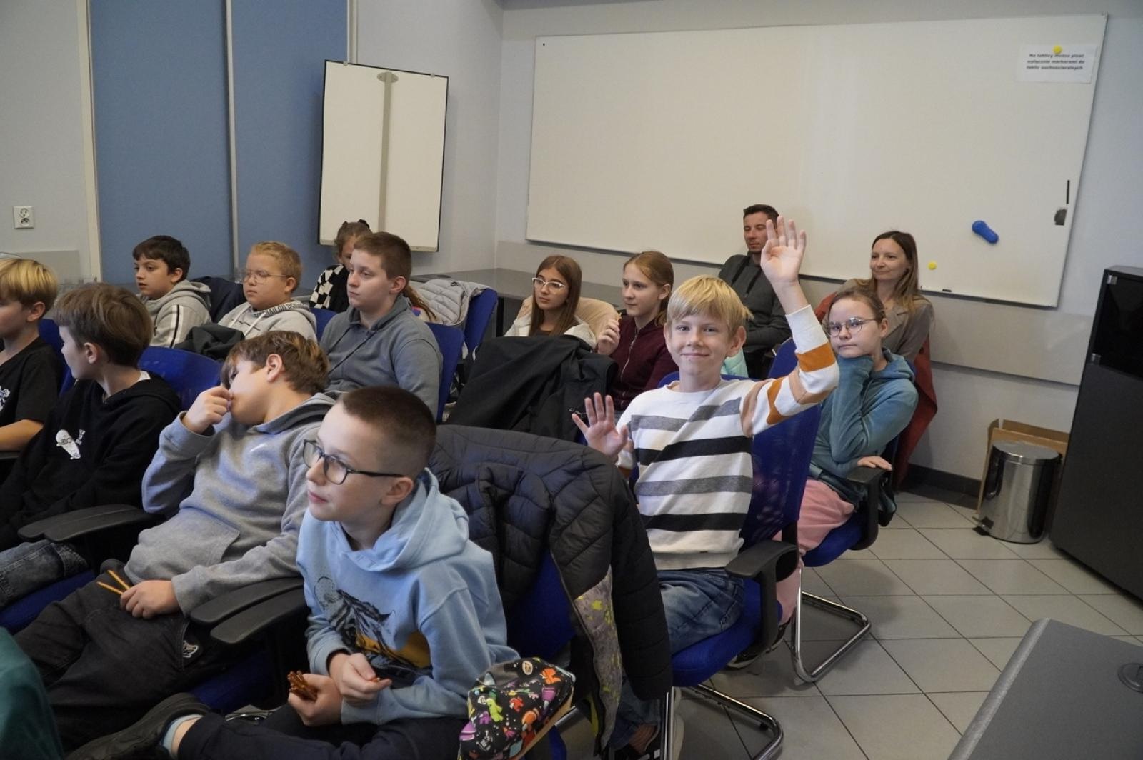 Zdjęcie w galerii na portalu naszraciborz.pl: Dzień głośnego czytania. Prezydent Raciborza i jego zastępcy czytali dzieciom wiadomości z regionu