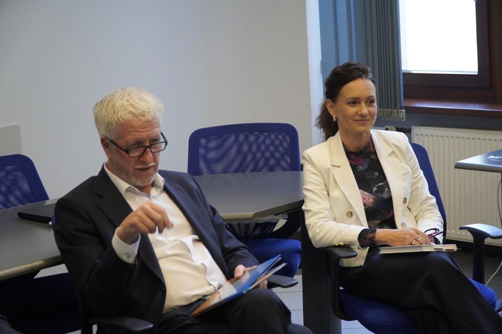 Zdjęcie w galerii na portalu naszraciborz.pl: Dzień głośnego czytania. Prezydent Raciborza i jego zastępcy czytali dzieciom wiadomości z regionu