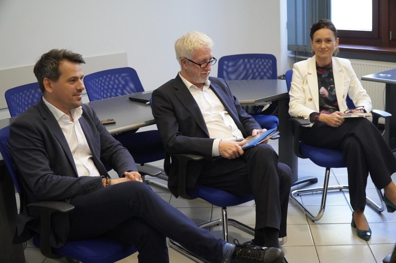 Zdjęcie w galerii na portalu naszraciborz.pl: Dzień głośnego czytania. Prezydent Raciborza i jego zastępcy czytali dzieciom wiadomości z regionu