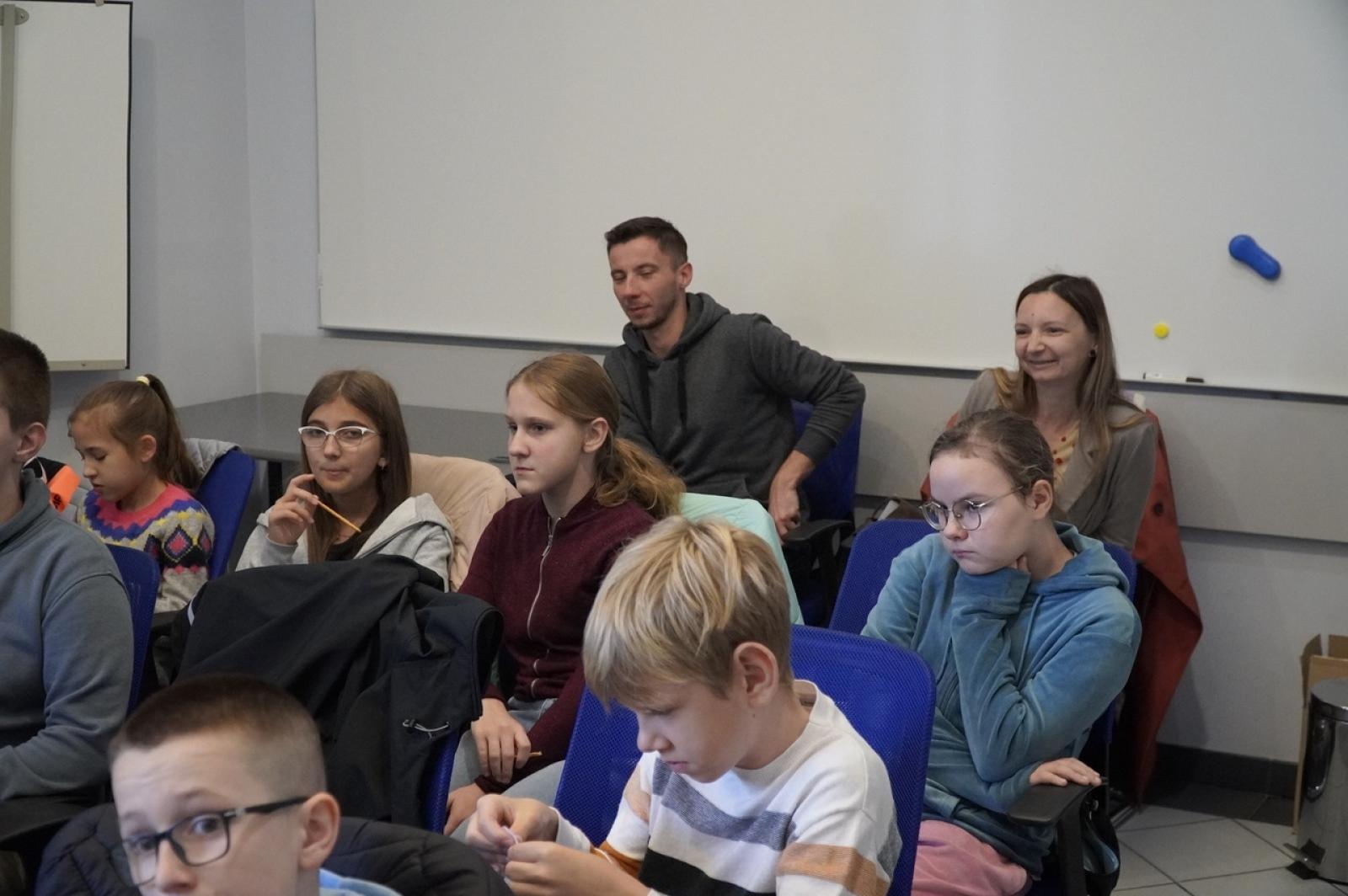 Zdjęcie w galerii na portalu naszraciborz.pl: Dzień głośnego czytania. Prezydent Raciborza i jego zastępcy czytali dzieciom wiadomości z regionu