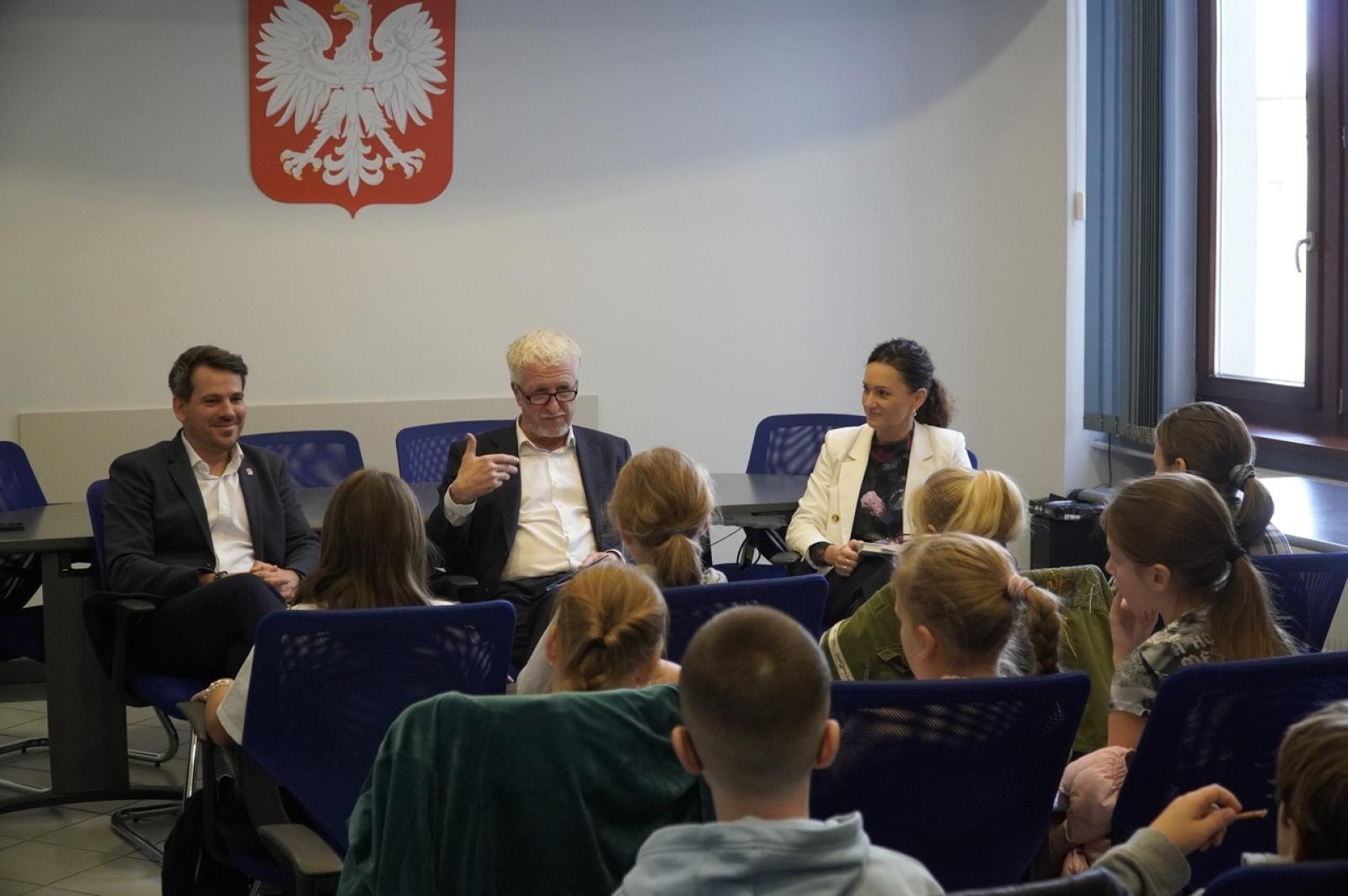 Zdjęcie w galerii na portalu naszraciborz.pl: Dzień głośnego czytania. Prezydent Raciborza i jego zastępcy czytali dzieciom wiadomości z regionu