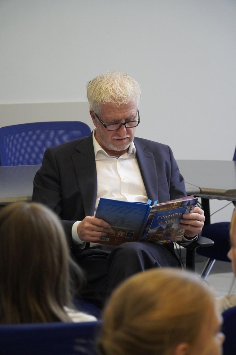 Zdjęcie w galerii na portalu naszraciborz.pl: Dzień głośnego czytania. Prezydent Raciborza i jego zastępcy czytali dzieciom wiadomości z regionu