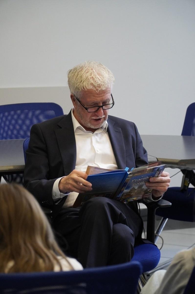 Zdjęcie w galerii na portalu naszraciborz.pl: Dzień głośnego czytania. Prezydent Raciborza i jego zastępcy czytali dzieciom wiadomości z regionu